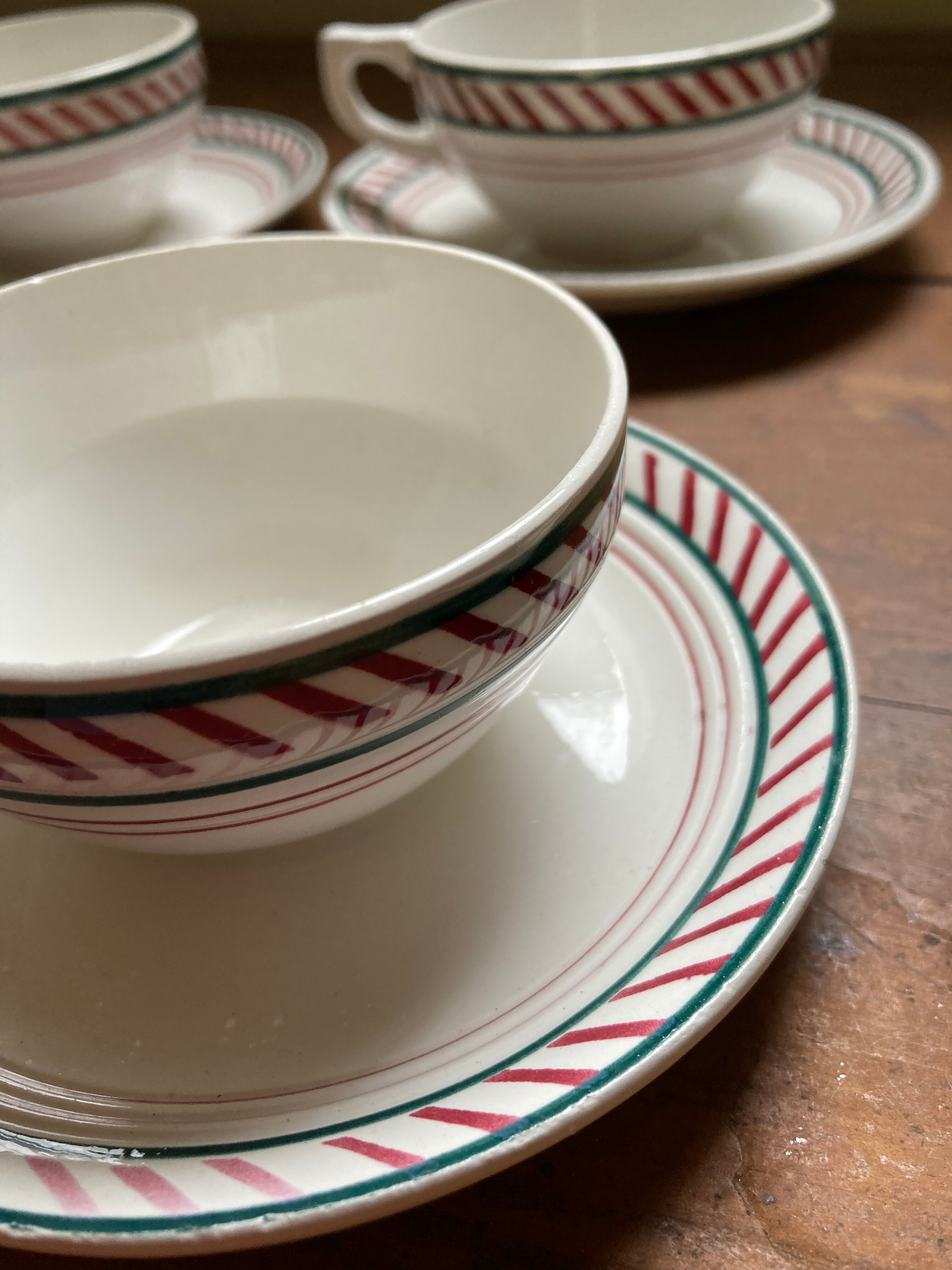 7 tasses Saint Amand vert et rouge modèle Céranord style basque en porcelaine idéal café ou thé