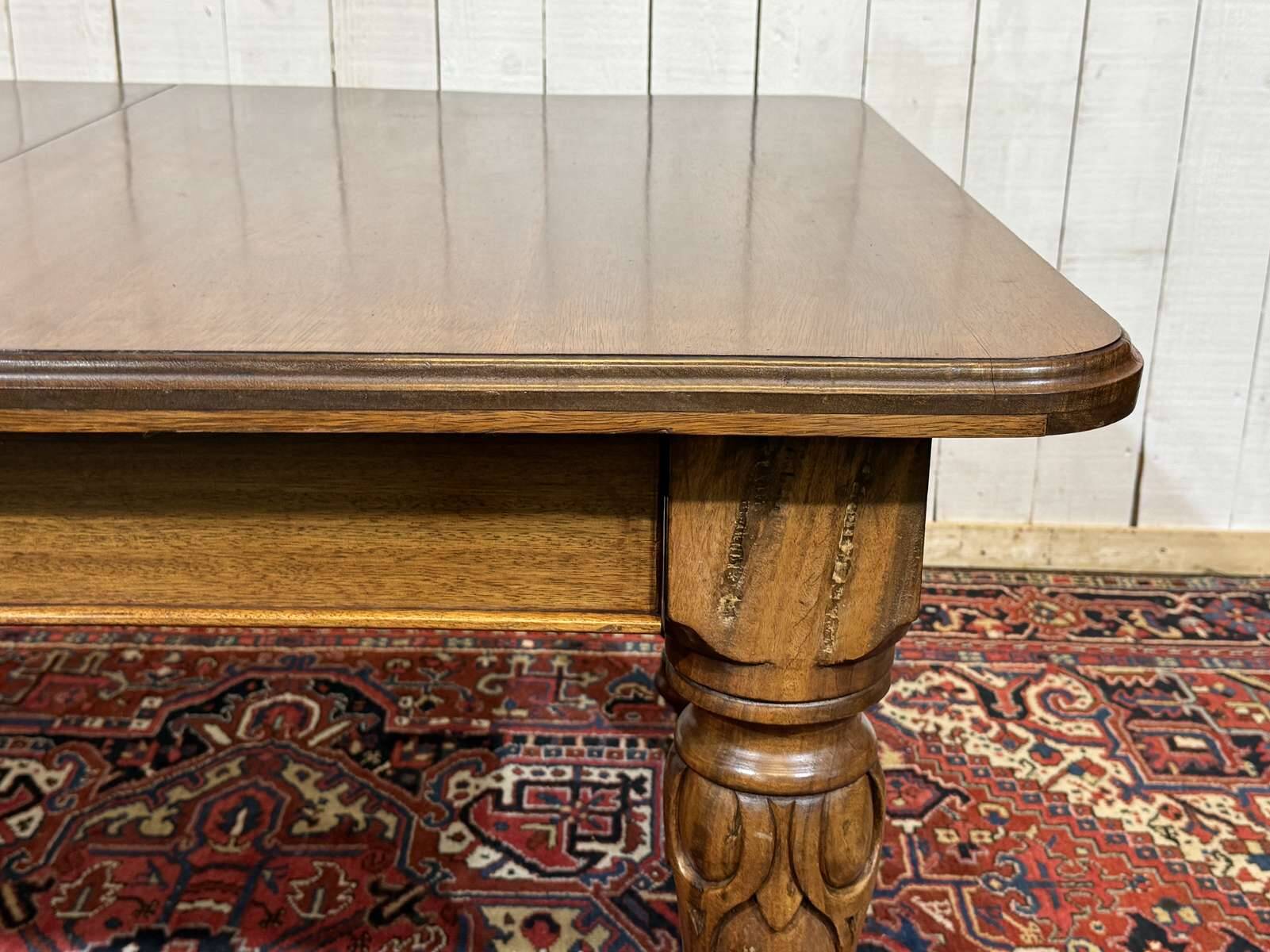 Victorian-style mahogany English table with 3 extensions.