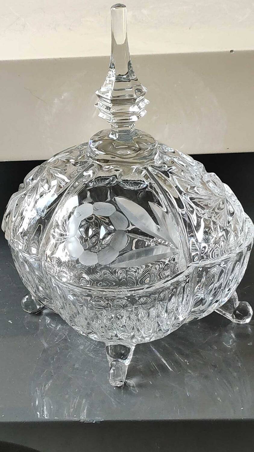 Large candy box in cut Bohemian crystal. Floral/Star motifs