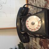 Téléphone noir en bakélite