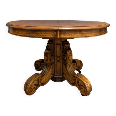 Guéridon, table extensible à pied central en noyer sculpté