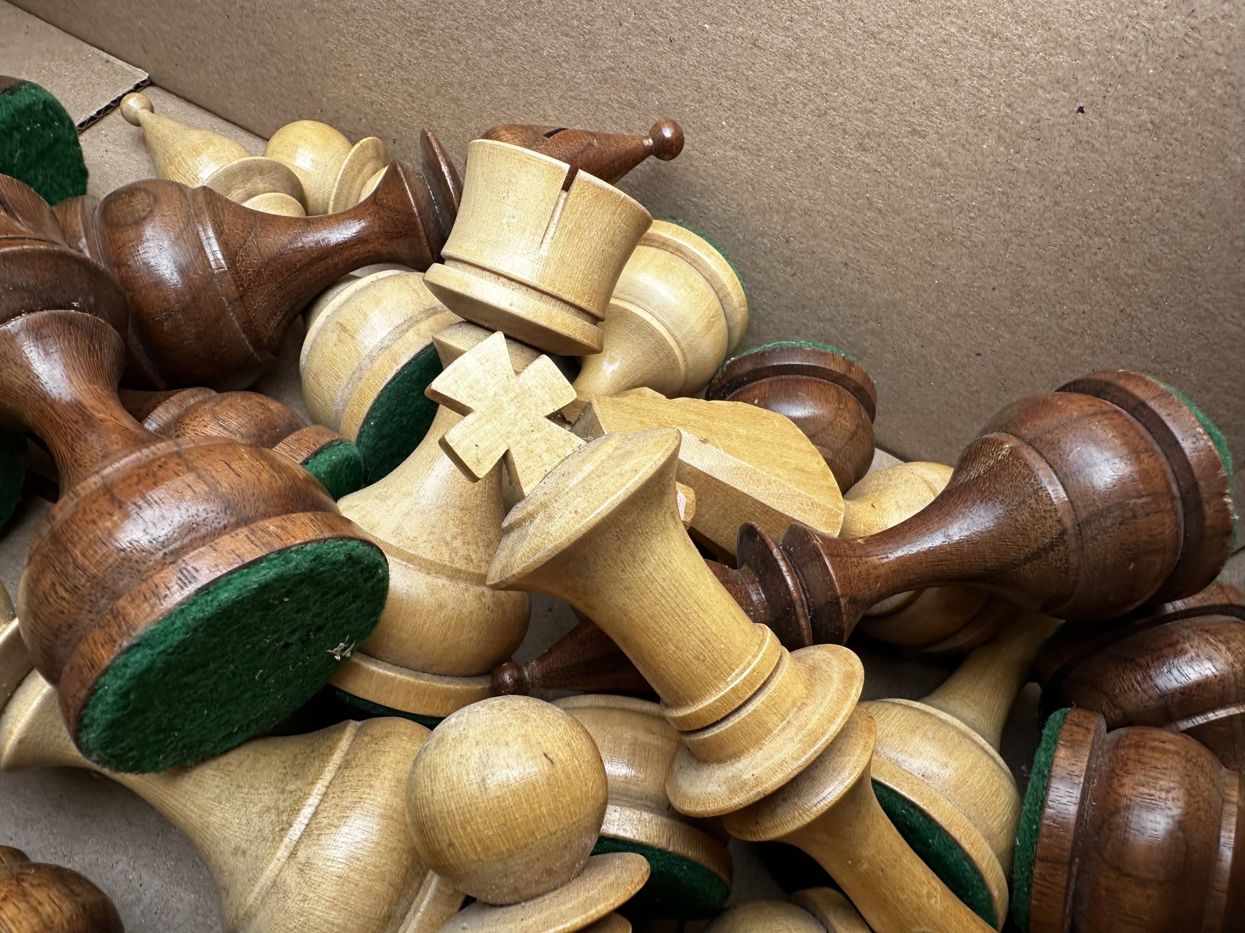 32 Staunton chess pieces in turned boxwood
