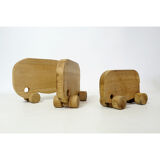 Ensemble de trois éléphants en bois à roulette