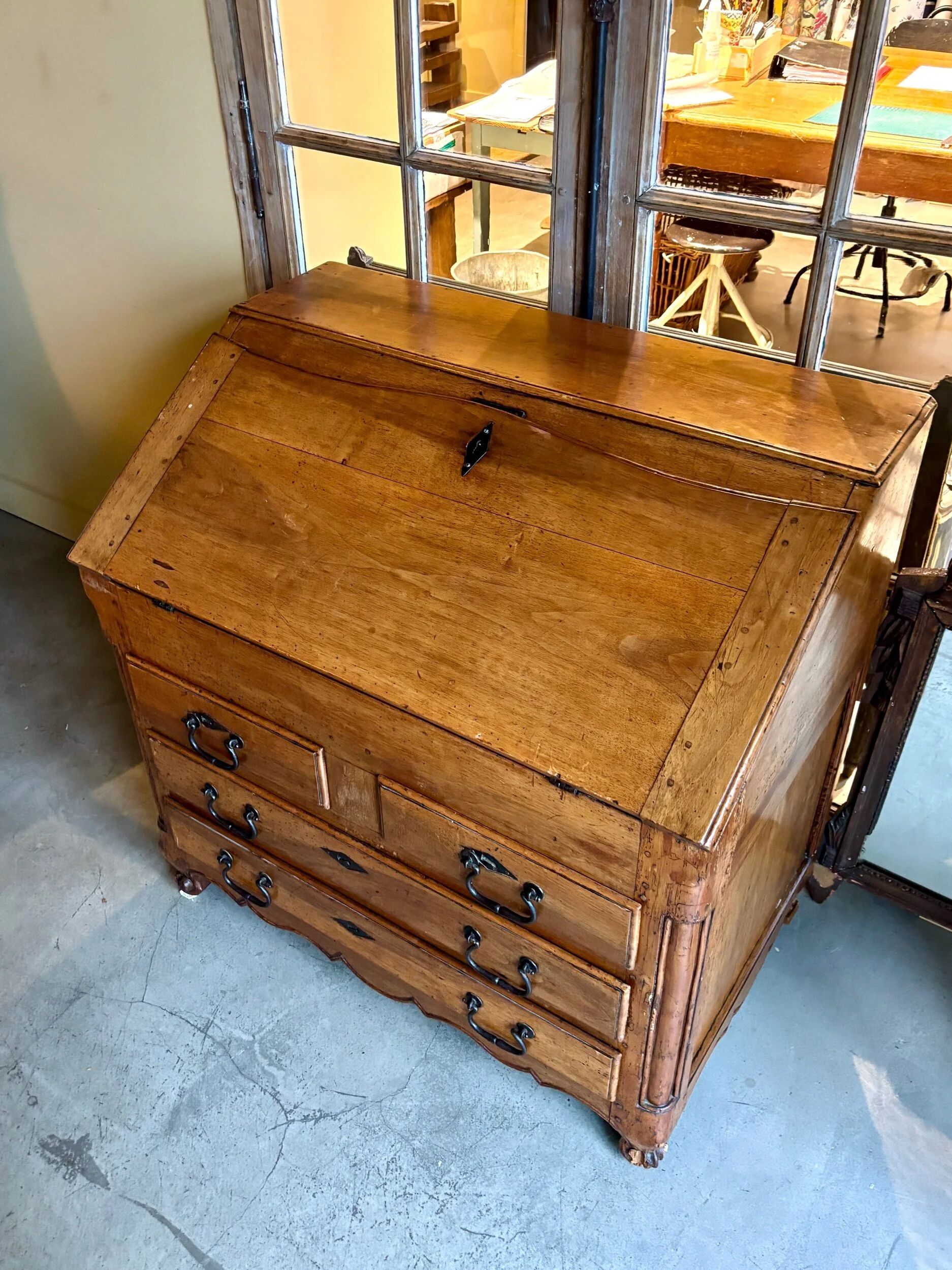 Secretary, sloped desk in walnut, 18th century ☐ 97.5 x 62 cm