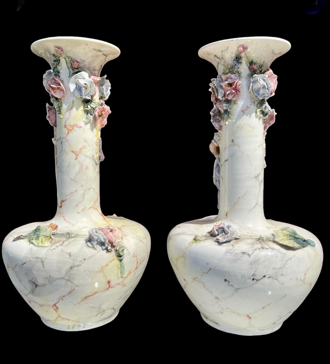 Paire de vases en barbotine