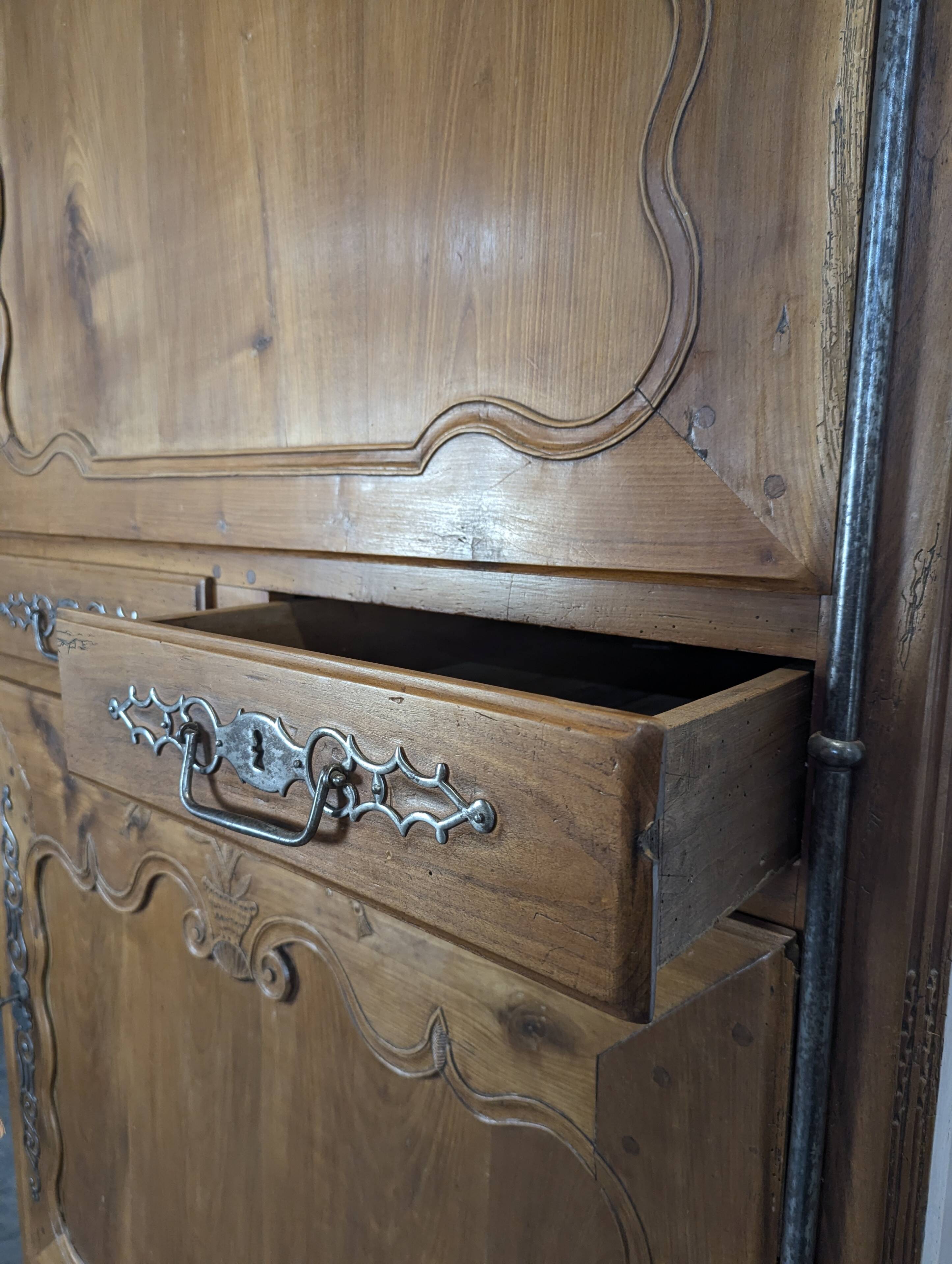 Standing man Louis XV in carved and marquetry cherry wood with a star.