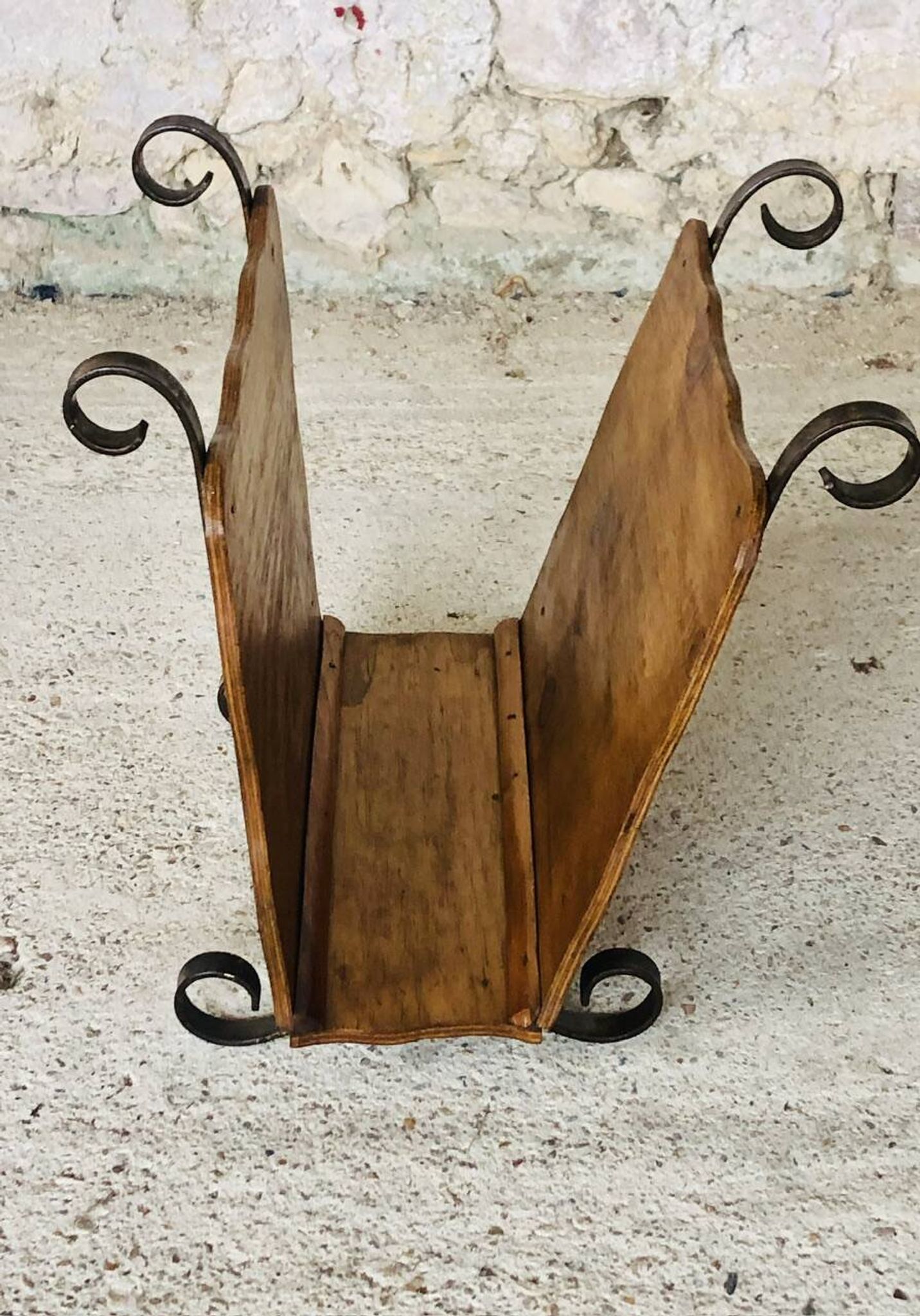 Porte revues vintage en bois et fer forgé circa 1950s