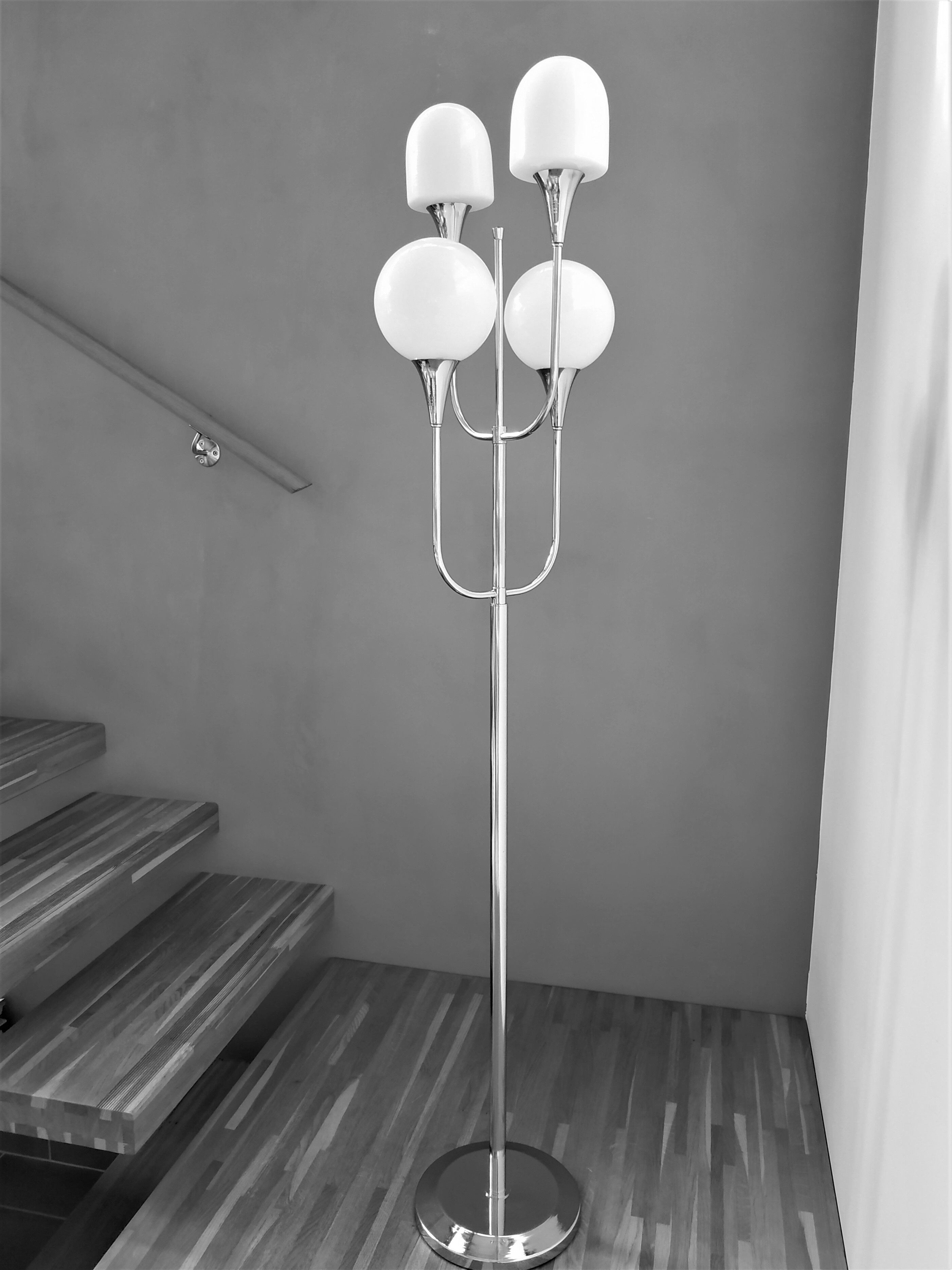 Lampadaire chromé à 4 globes des années 70 dans le gout de Sciolari