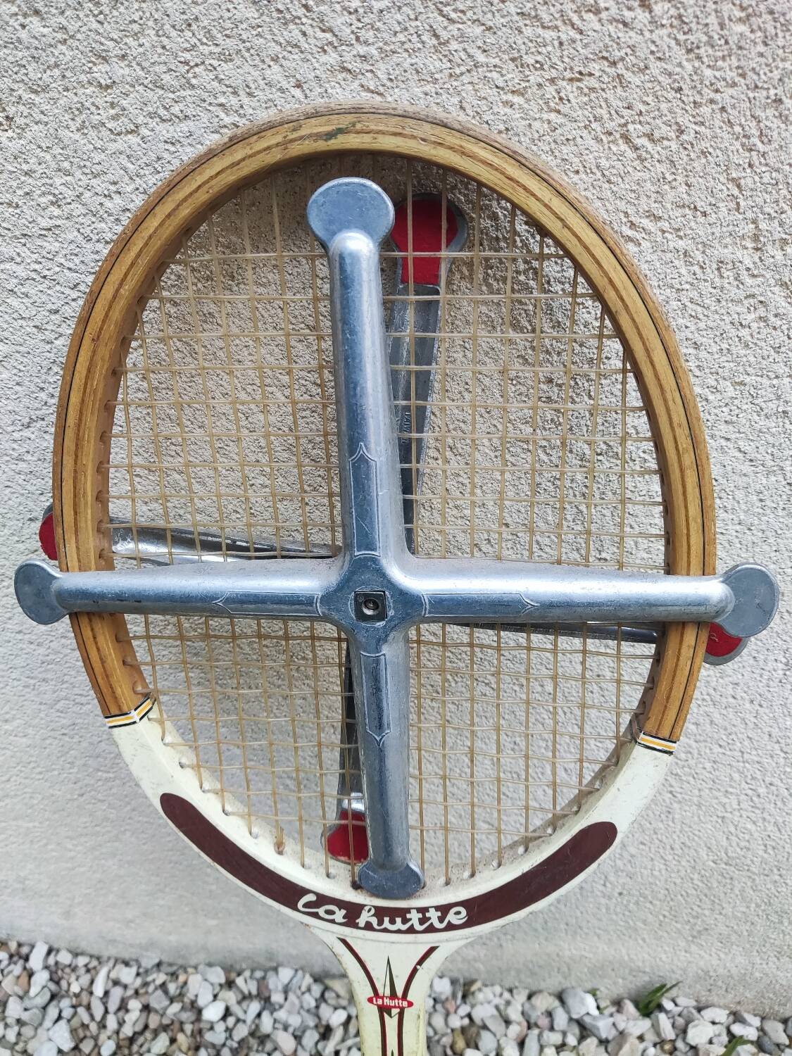 Old tennis racket La Hutte
