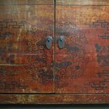 Armoire ancienne chinoise laquée brun avec motifs dorés