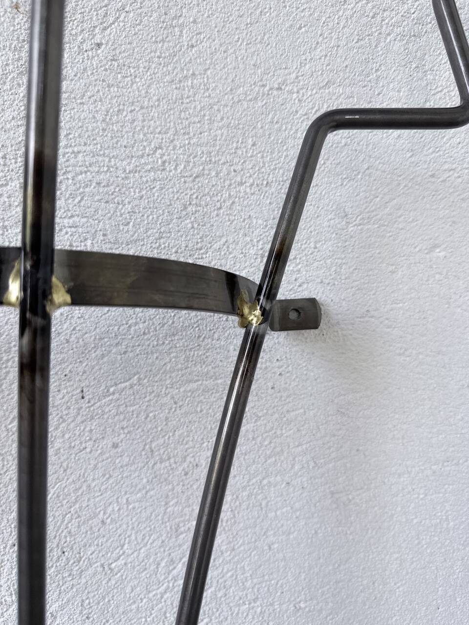 Porte manteau mural zigzag en métal et laiton 1960