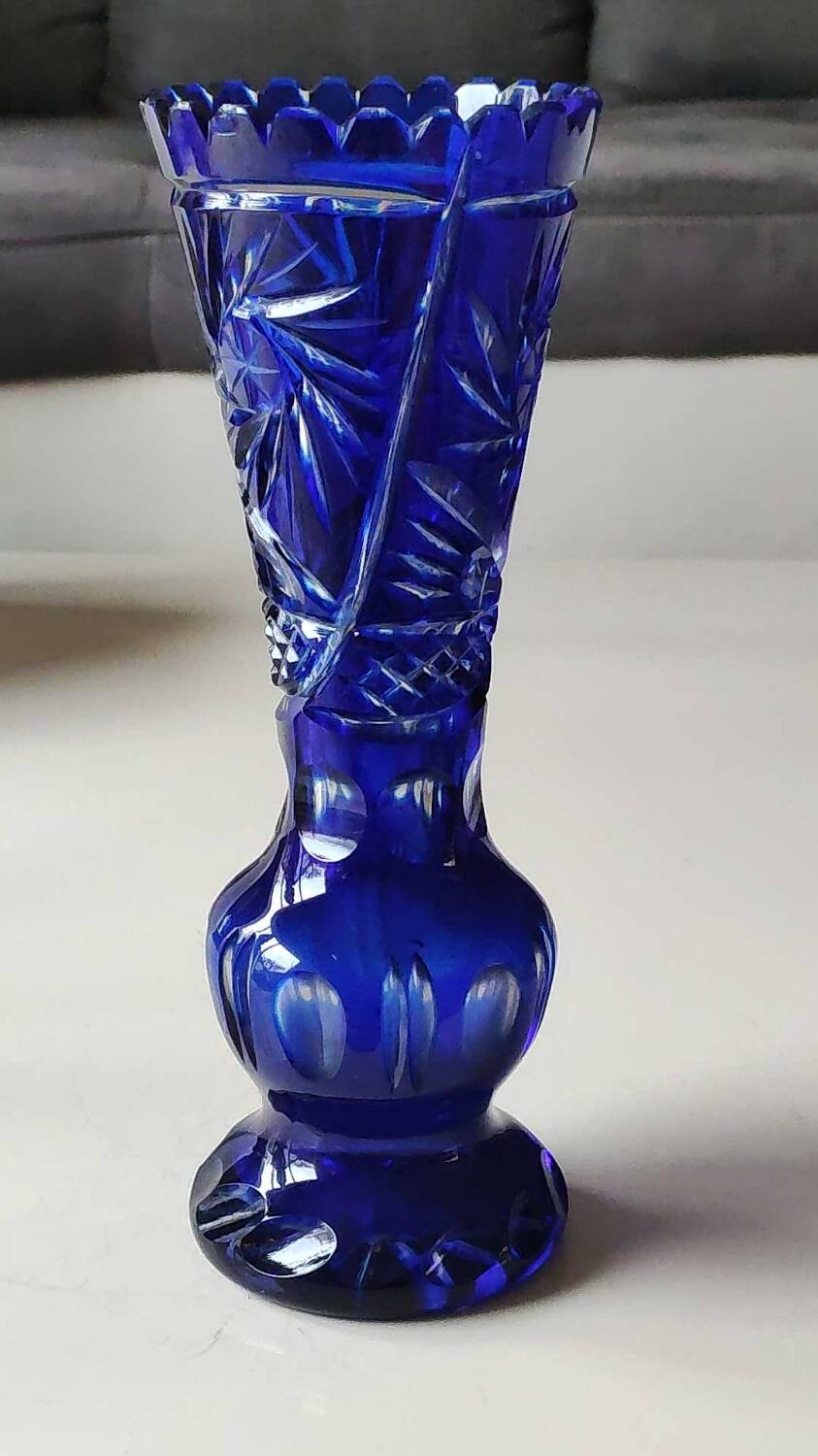 Bohemian cut crystal vase. Notched neck. Sophisticated stars, 26 cm