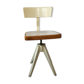 Screw swivel workshop chair