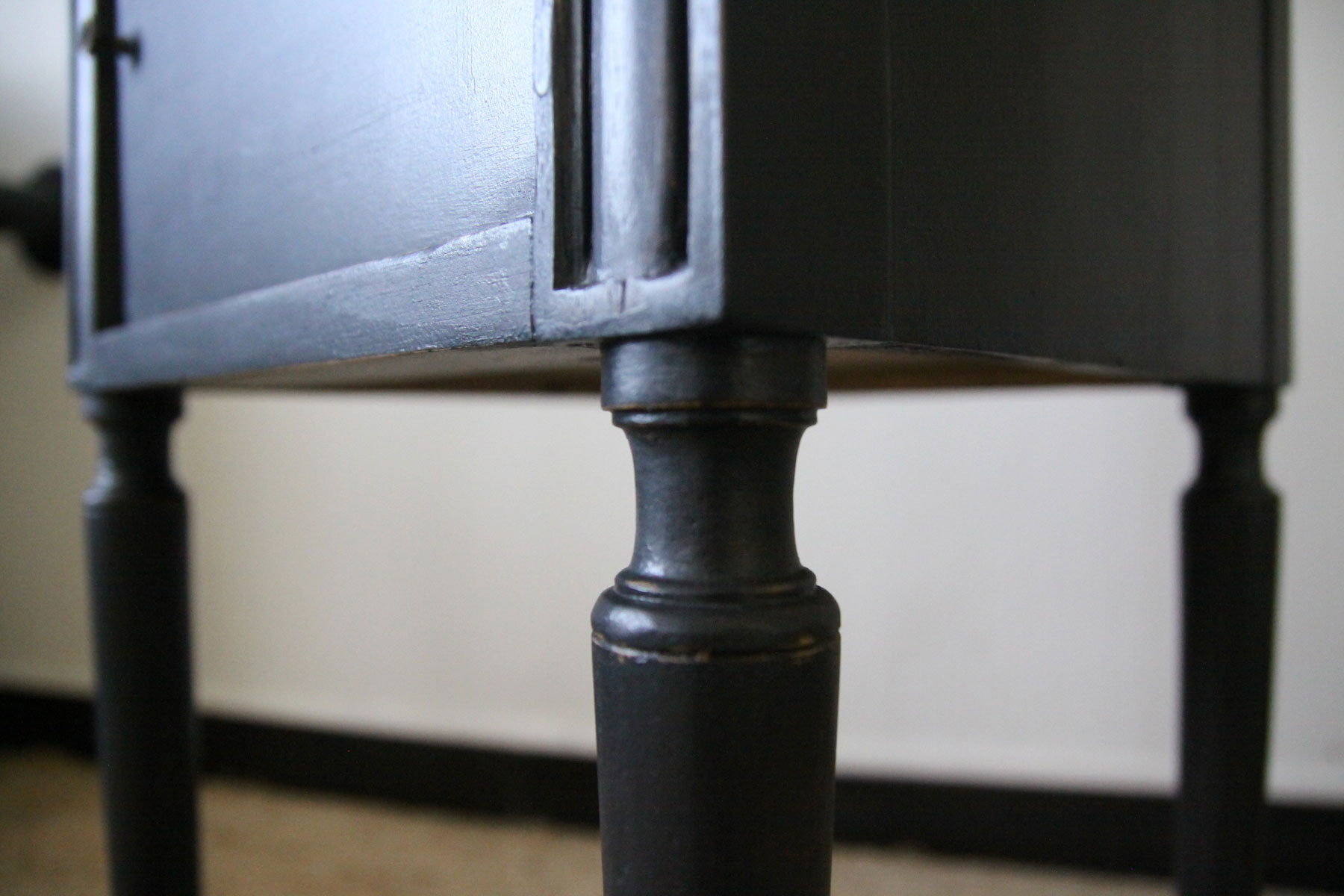 Black bedside style Henri II