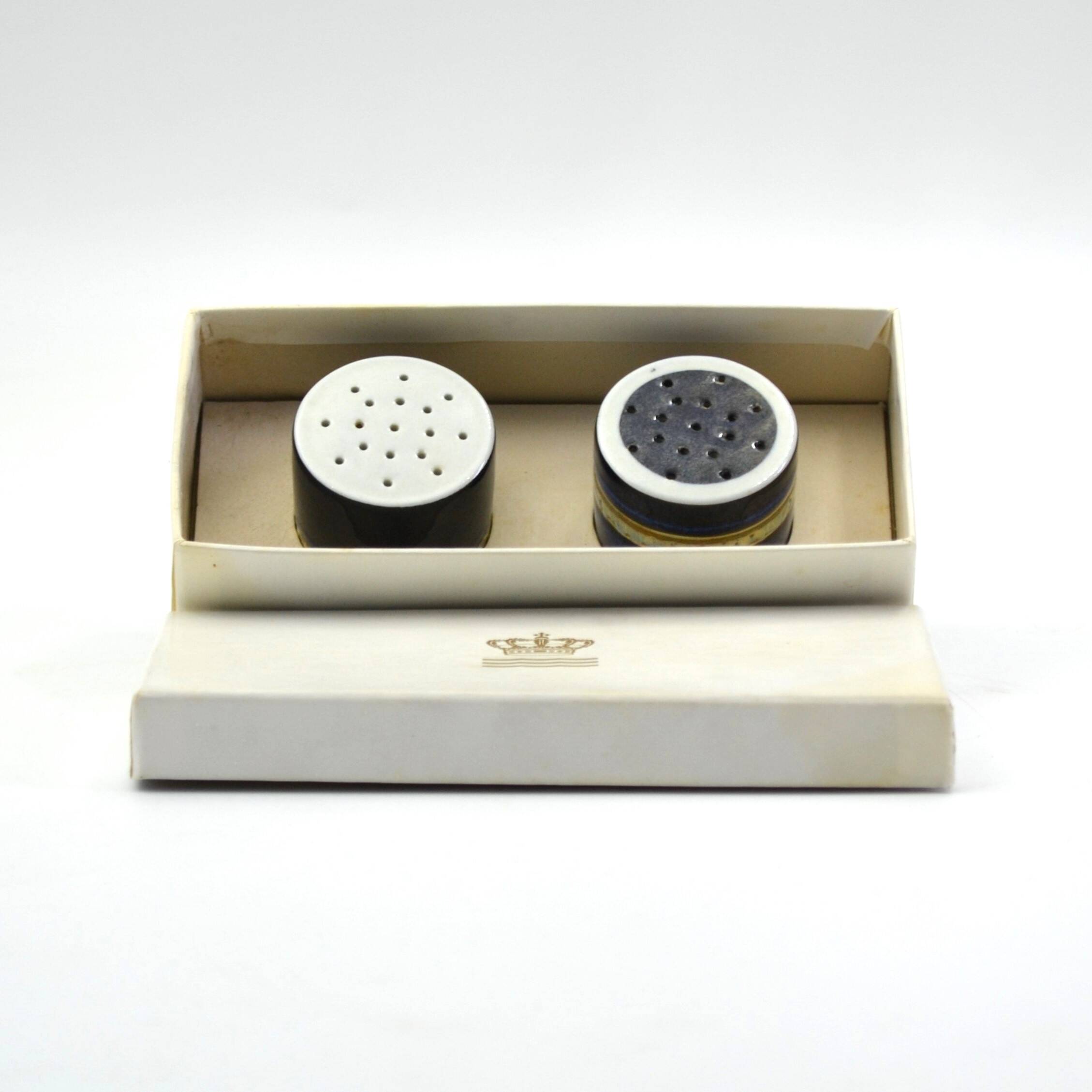 Salt and pepper shakers in earthenware from the Tenera series by Inge-Lise Koefoed for Roya.