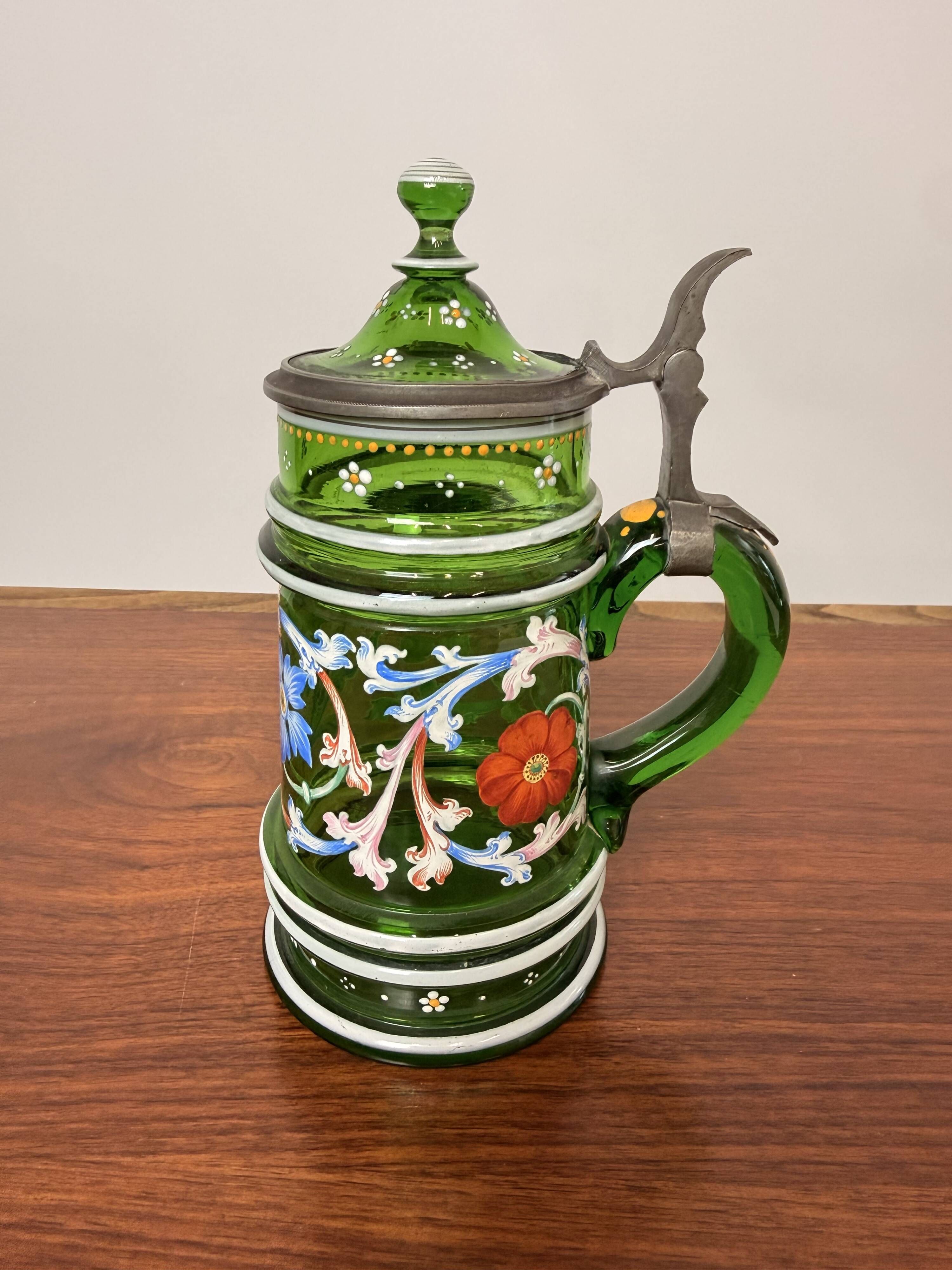 Chope à bière ancienne en verre émaillé vert – Décor floral -