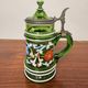 Chope à bière ancienne en verre émaillé vert – Décor floral -