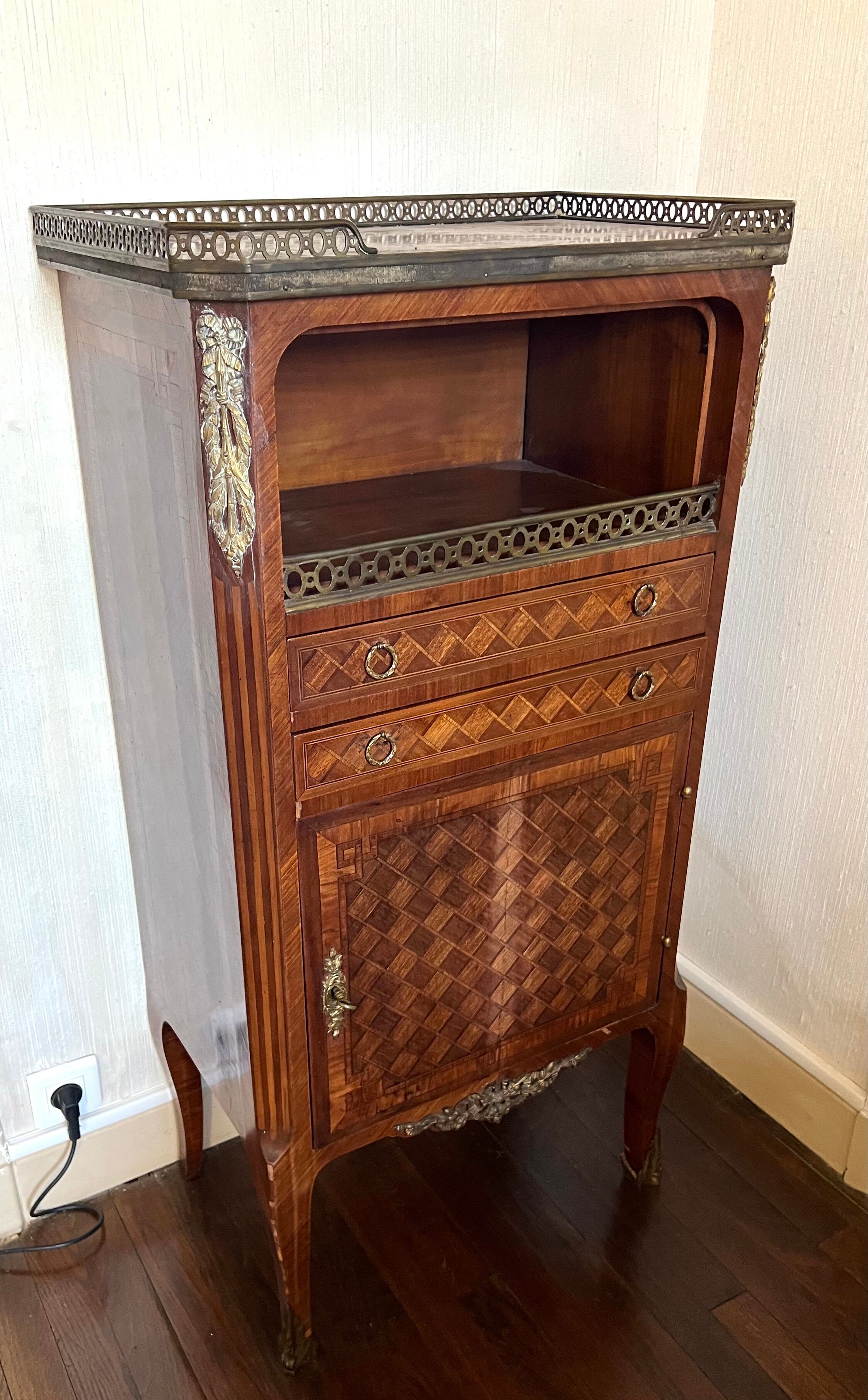 Chest of drawers in marquetry and bronze