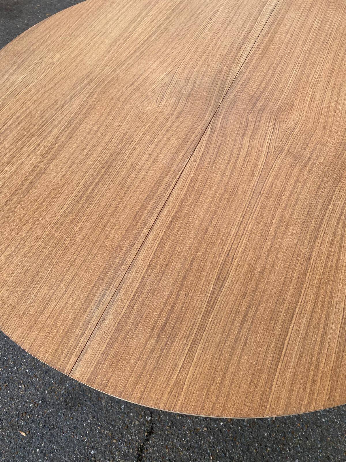 Table à manger scandinave ronde extensible rénovée en teck 1950