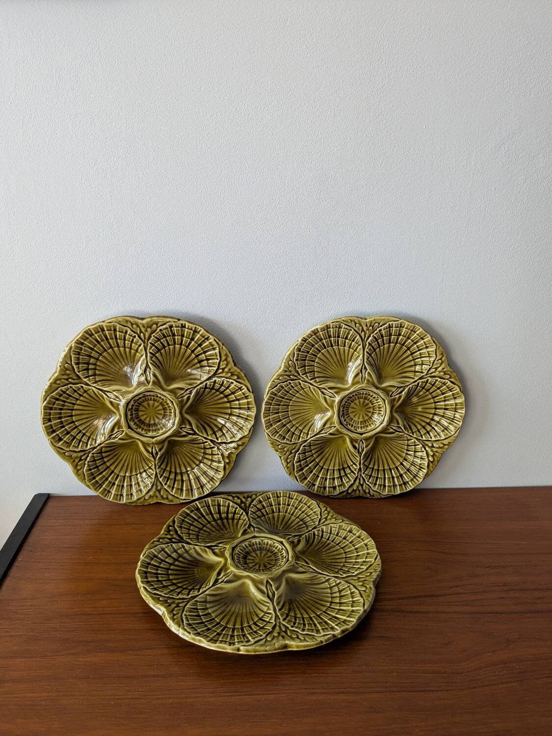 Lot de 3 assiettes à huîtres vintages en barbotine verte Sarreguemines