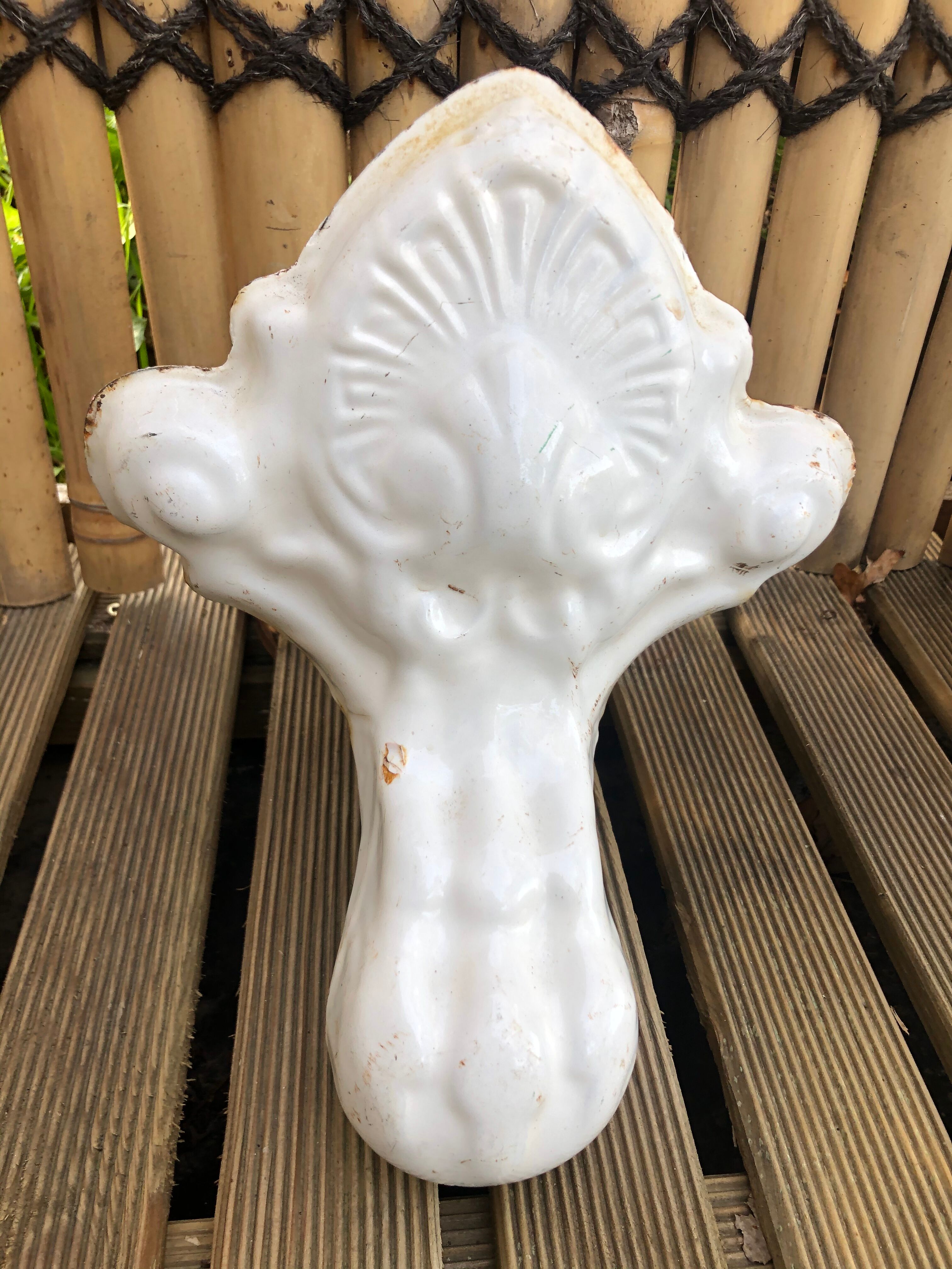 Cast-iron bathtub feet