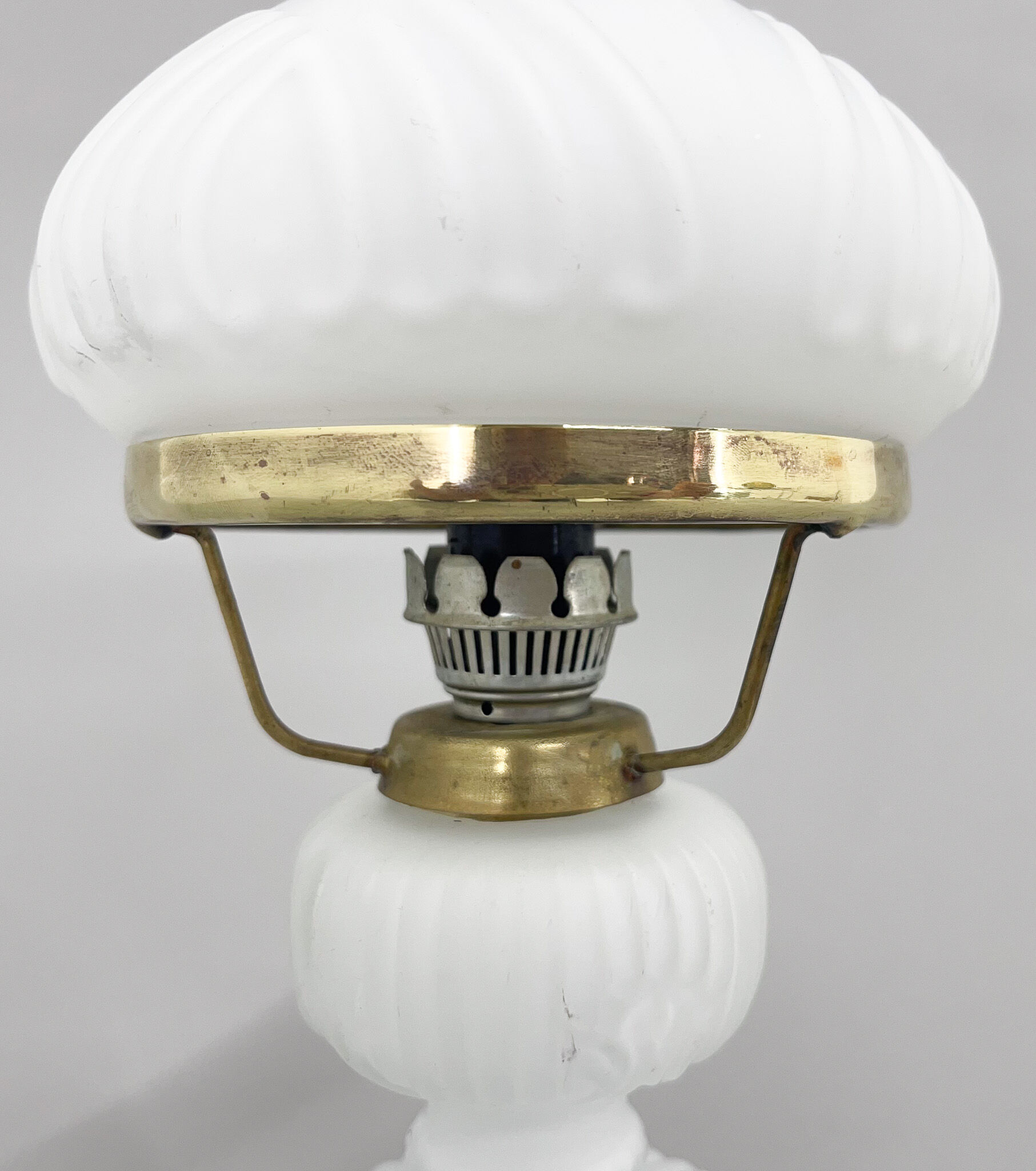 Lampe de table vintage en verre opalin et laiton