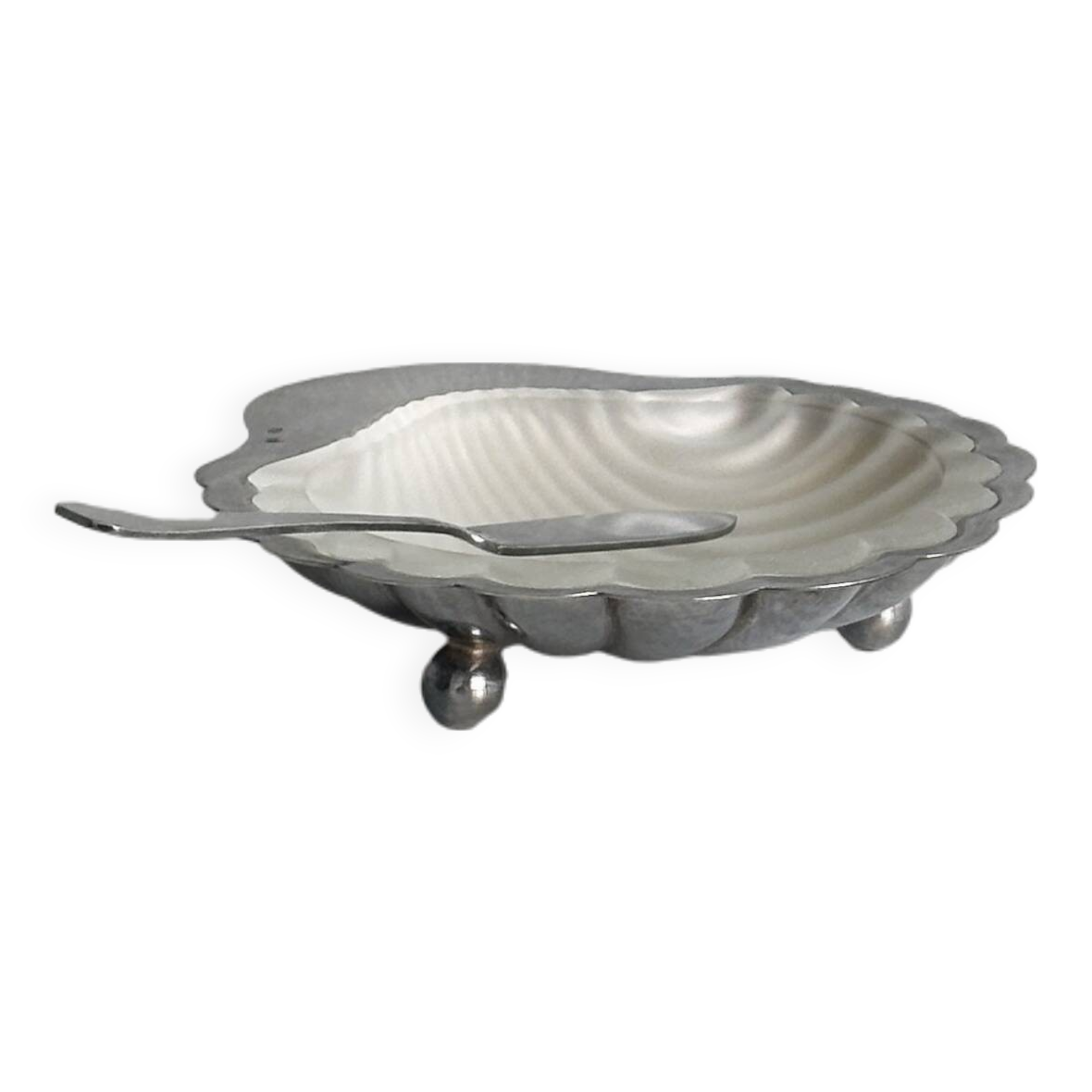 Antique shell-shaped presentation butter dish
