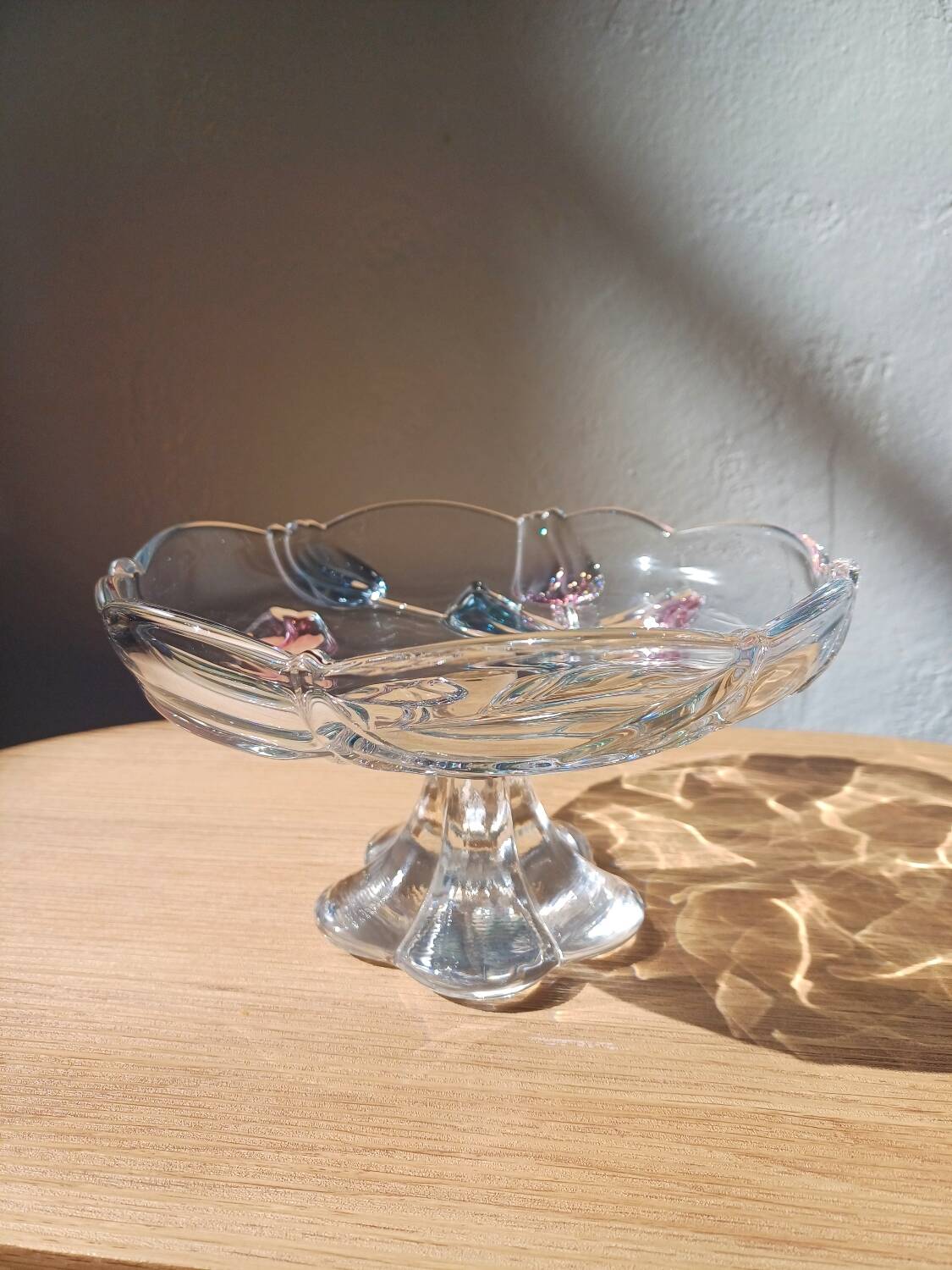 Bol sur pied en verre Mikasa avec tulipes roses et bleues