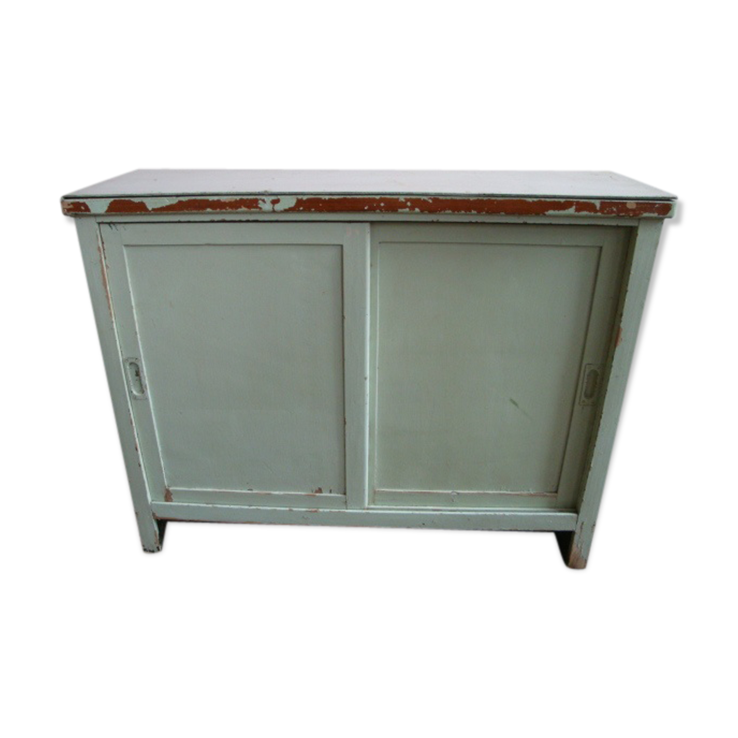 Buffet with sliding doors