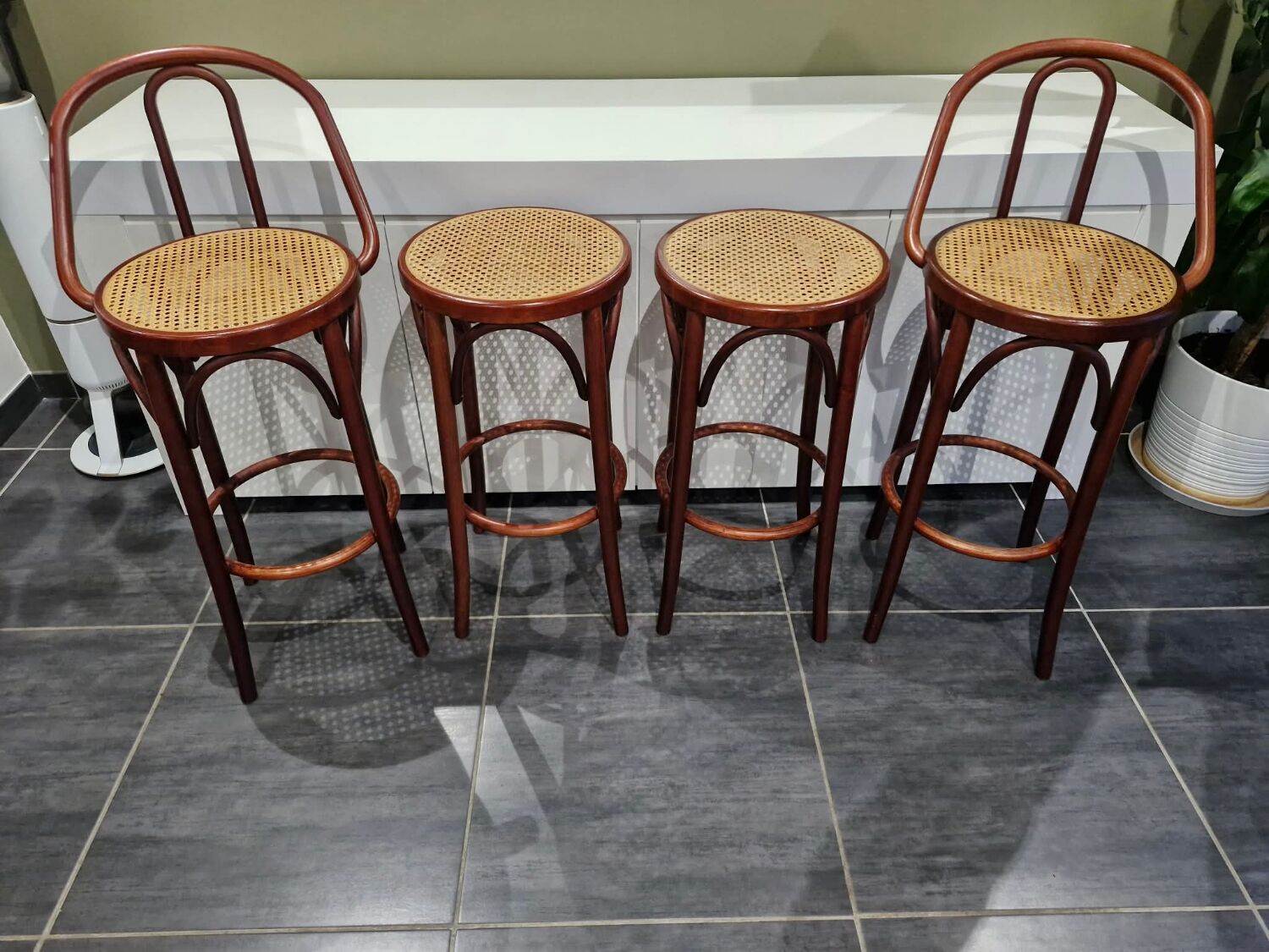 Lot de 4 tabourets de bistrot en cannage vintage