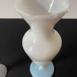 White and blue opaline soliflore
