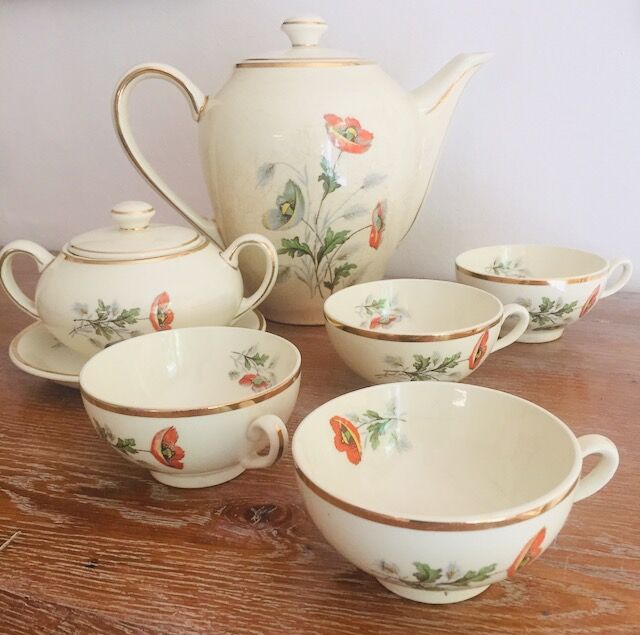 Tea or coffee service poppies