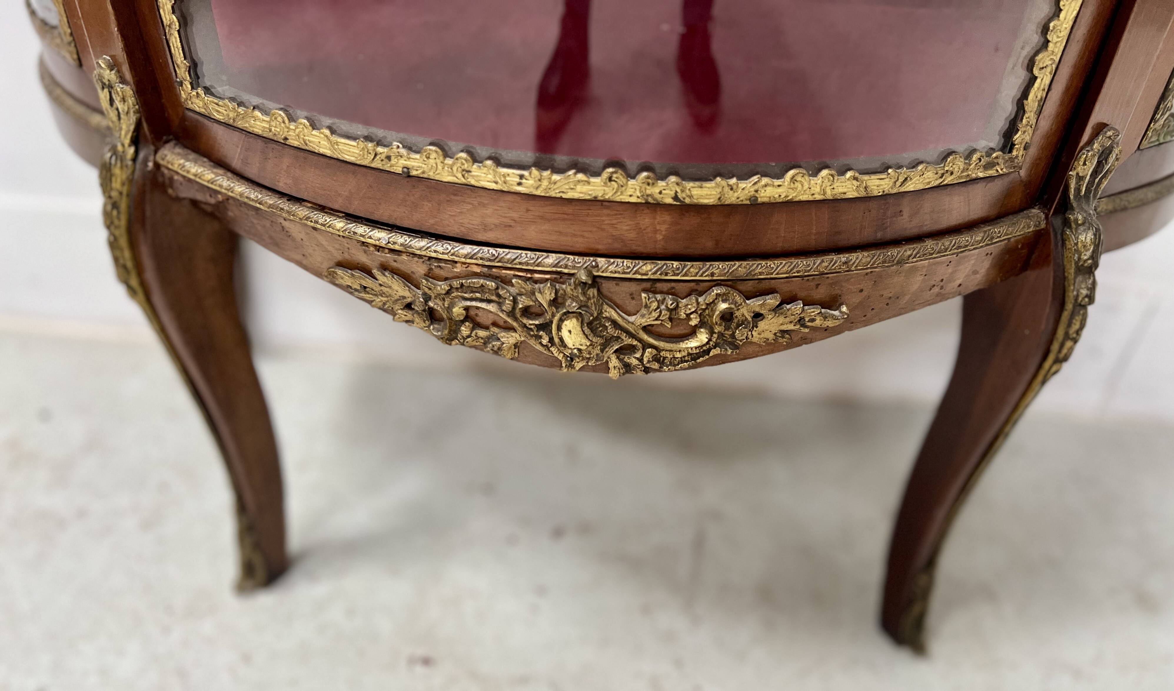 Napoleon III style curved display case in mahogany and veneer, 20th century