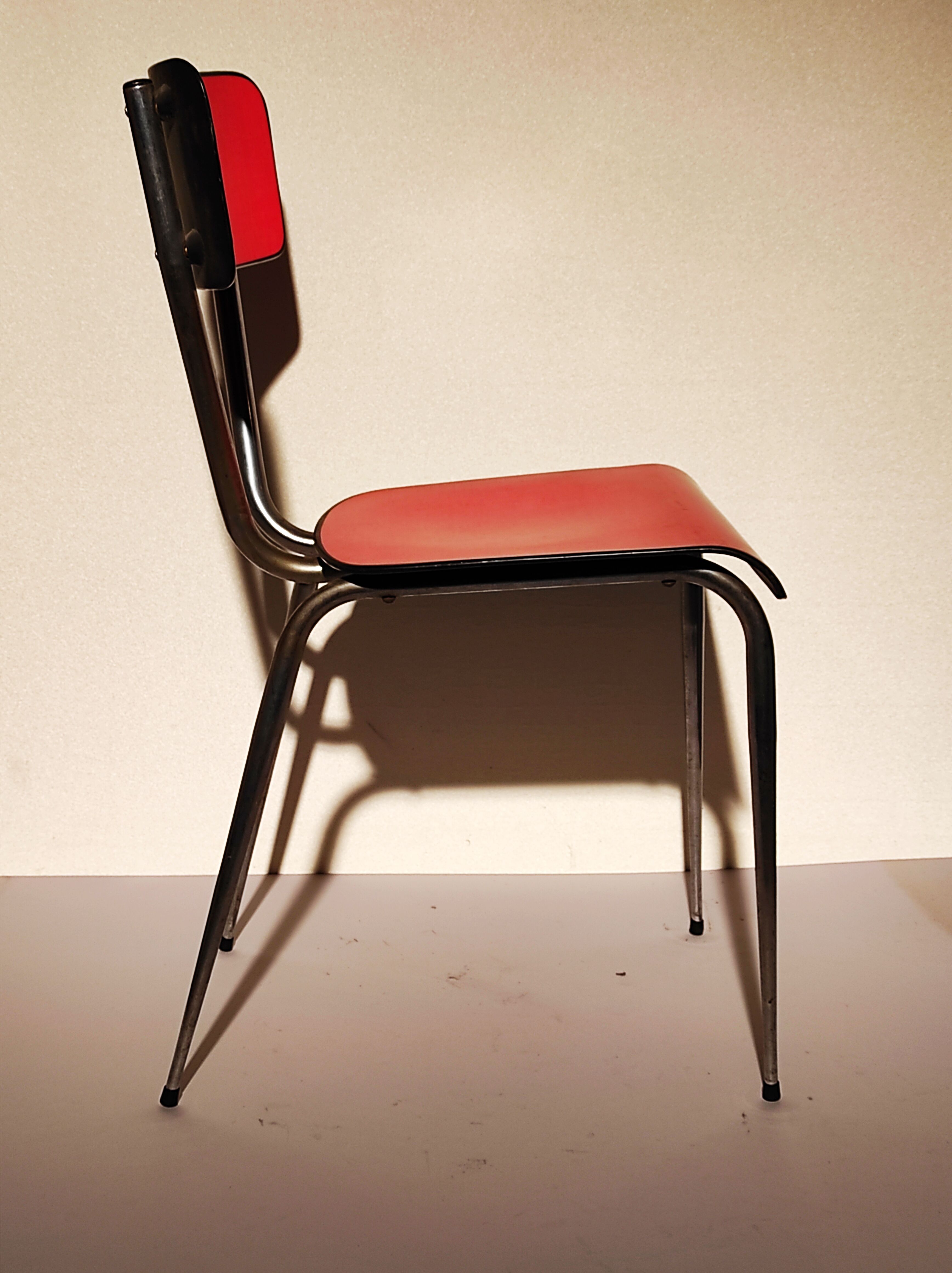 Chaise en formica rouge structure chromée