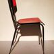 Chaise en formica rouge structure chromée