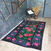 Tapis en laine florale tissée à la main fond noir avec roses roses