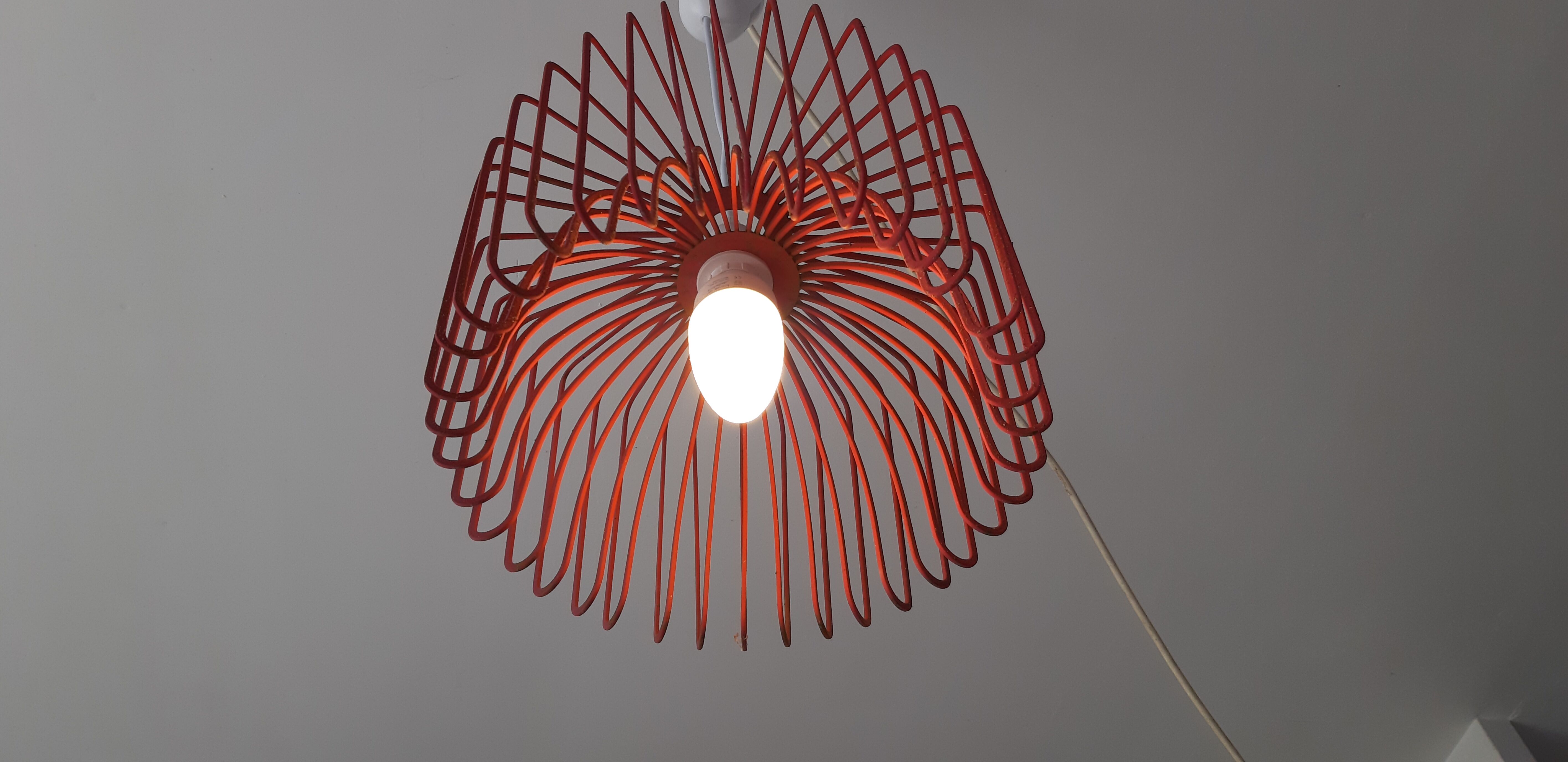 Suspension vintage metal red