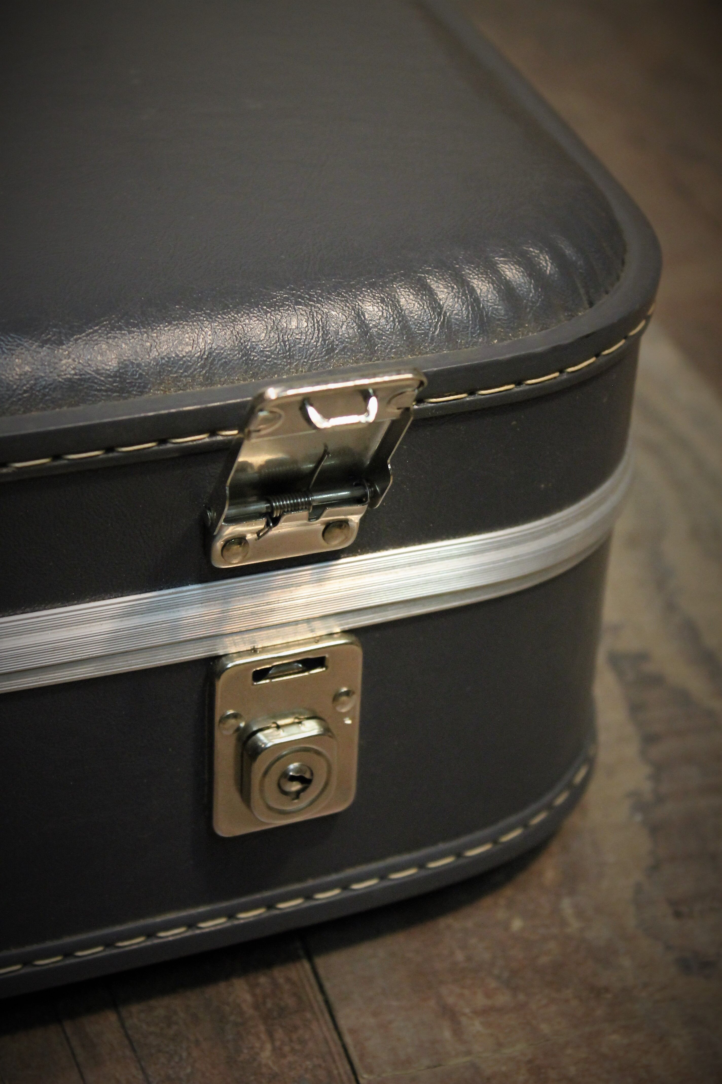 Nesting suitcases hostess & steward 60s