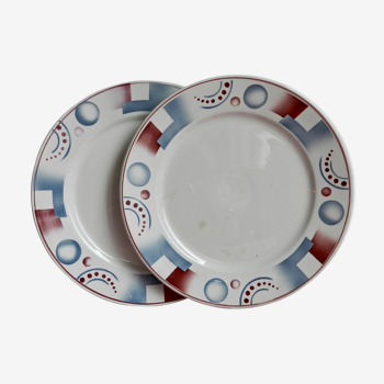 Digoin Sarreguemines, ensemble de 2 assiettes à dessert modèle Cyrnos décor géométrique rouge et bleu