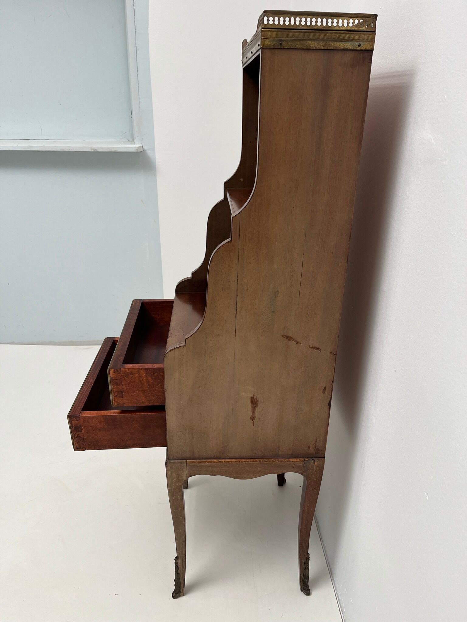 Louis XVI entrance furniture