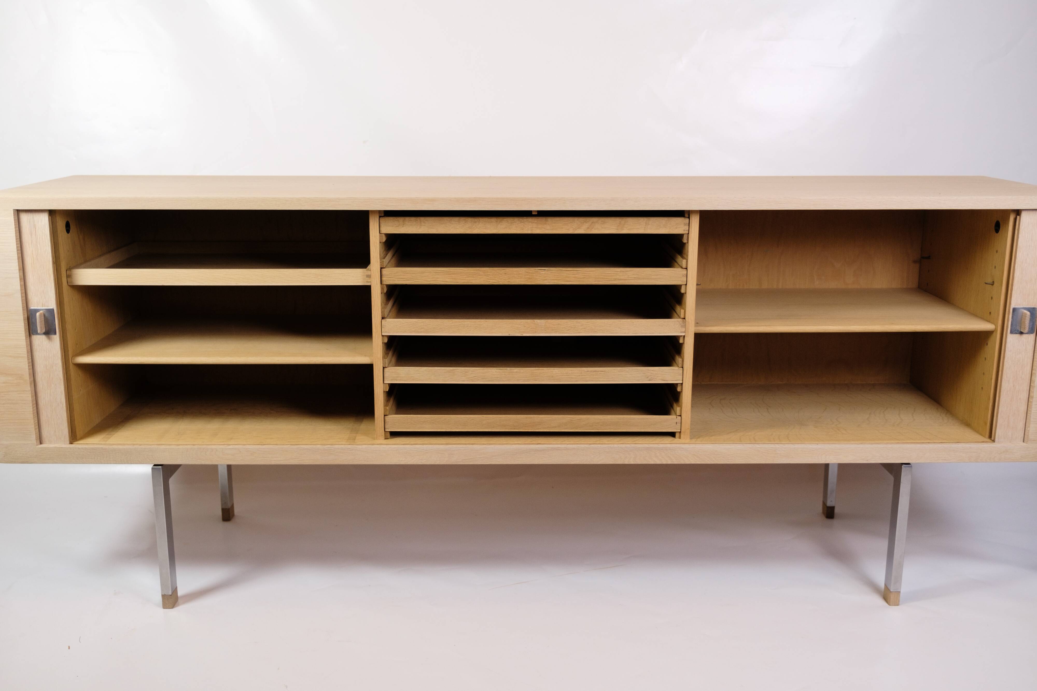 Buffet modèle RY-25 fabriqué en chêne par Hans J. Wegner pour RY Furniture des années 1960