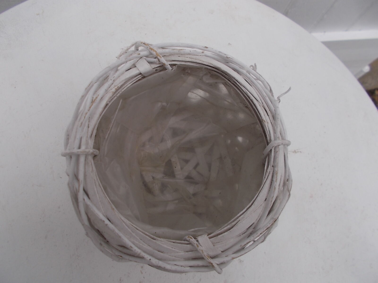 Round wicker cache pot