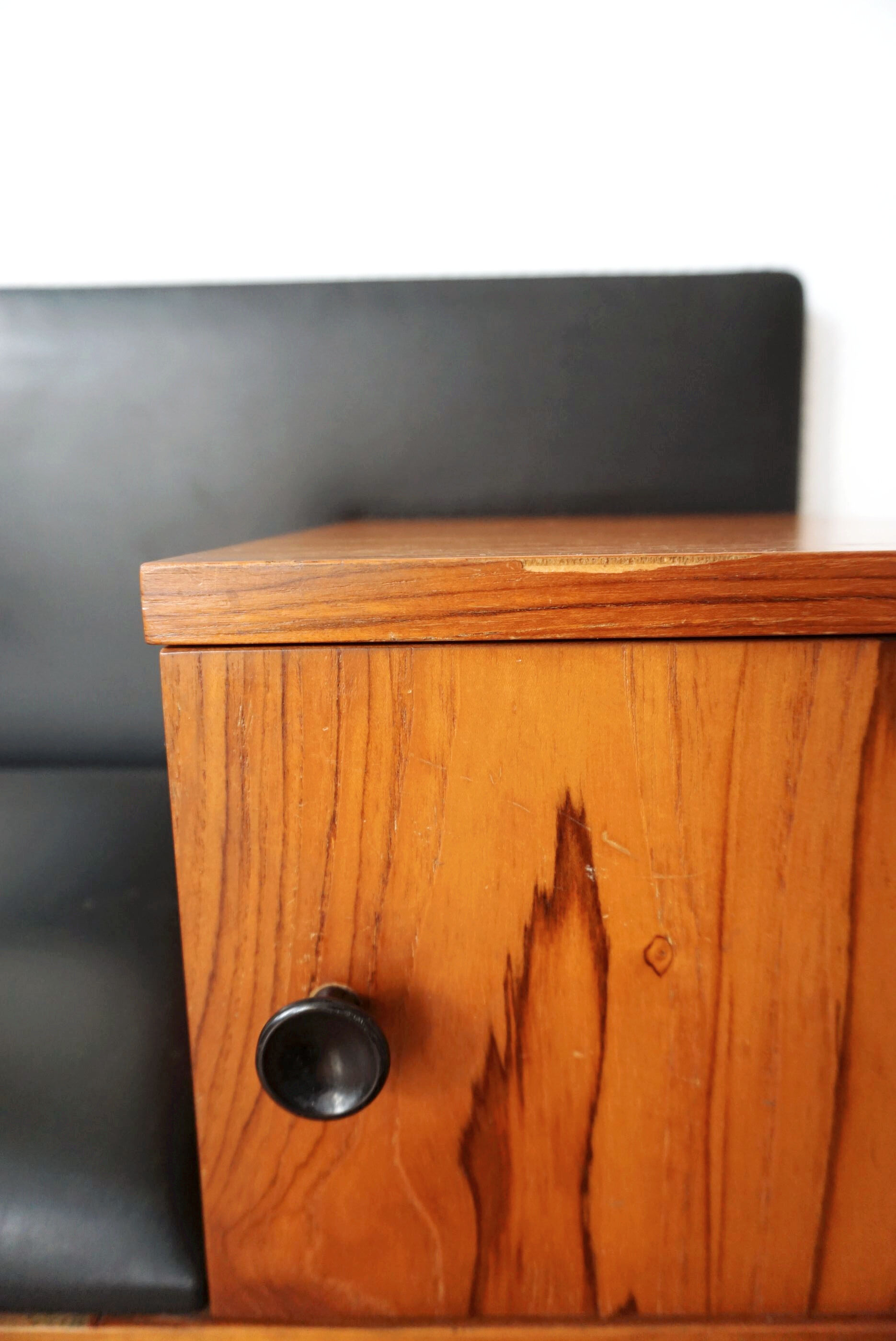 Table in excellent condition and very rare phone