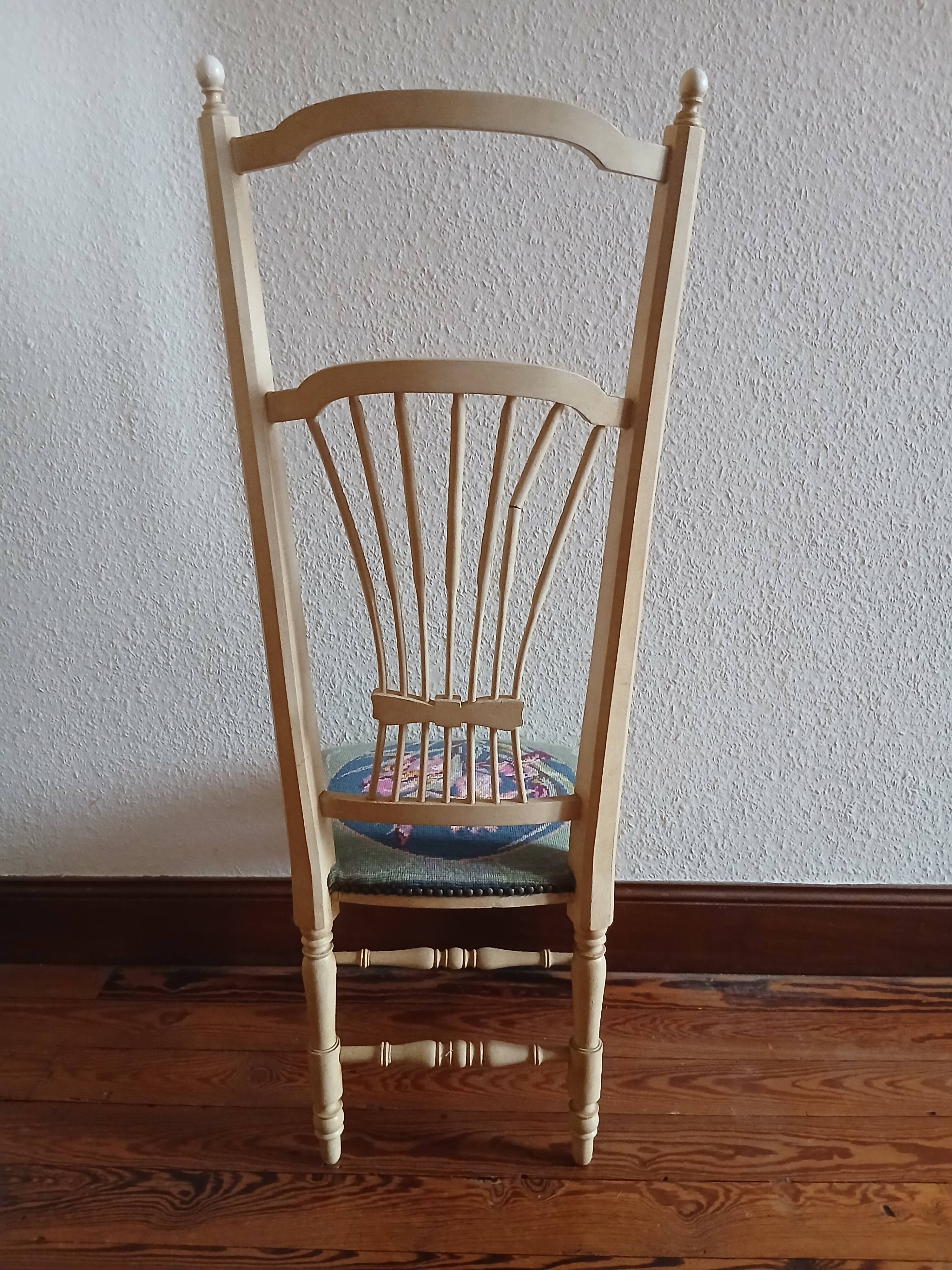 Nursing chair with iris pattern seat