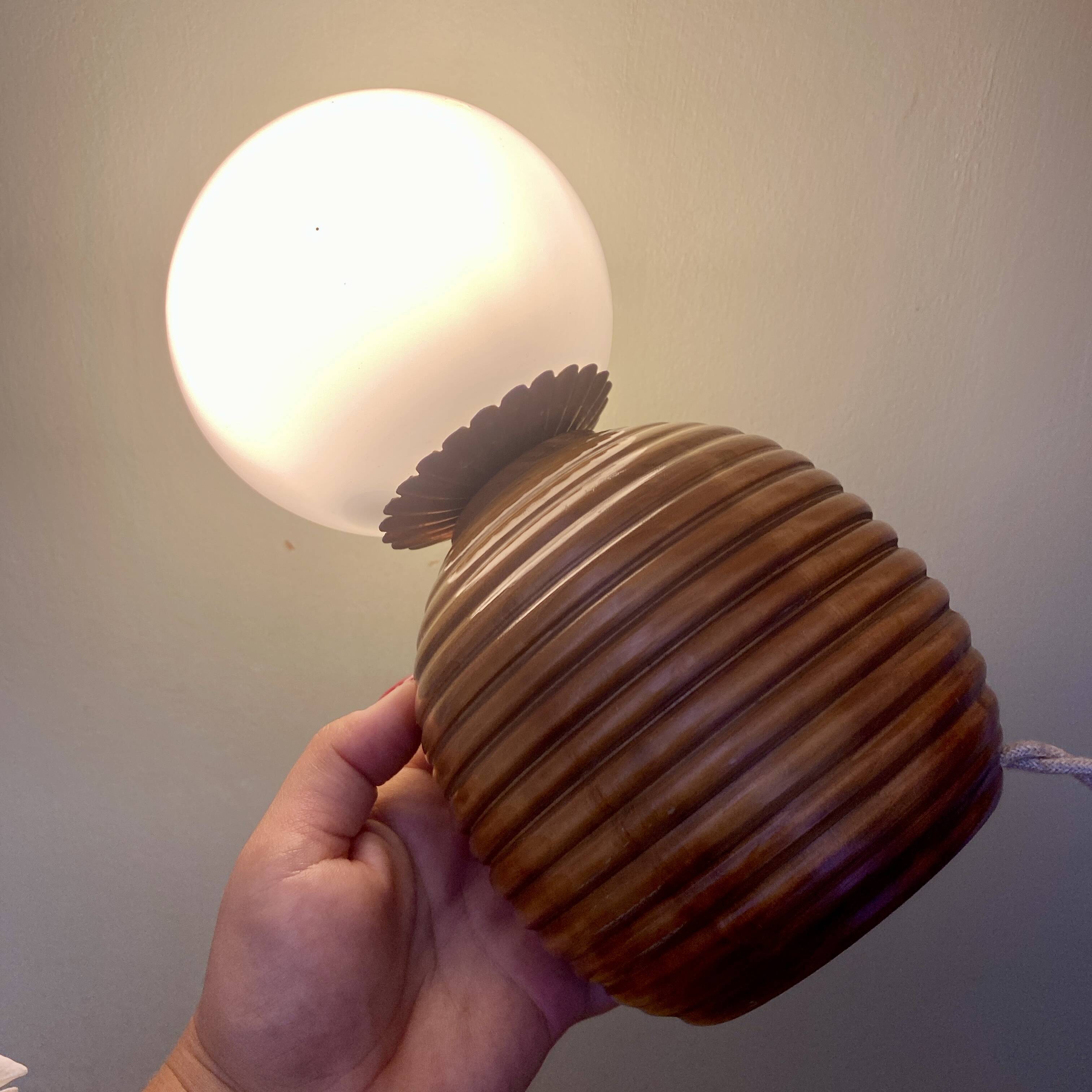 Lampe vintage opaline blanche et bois