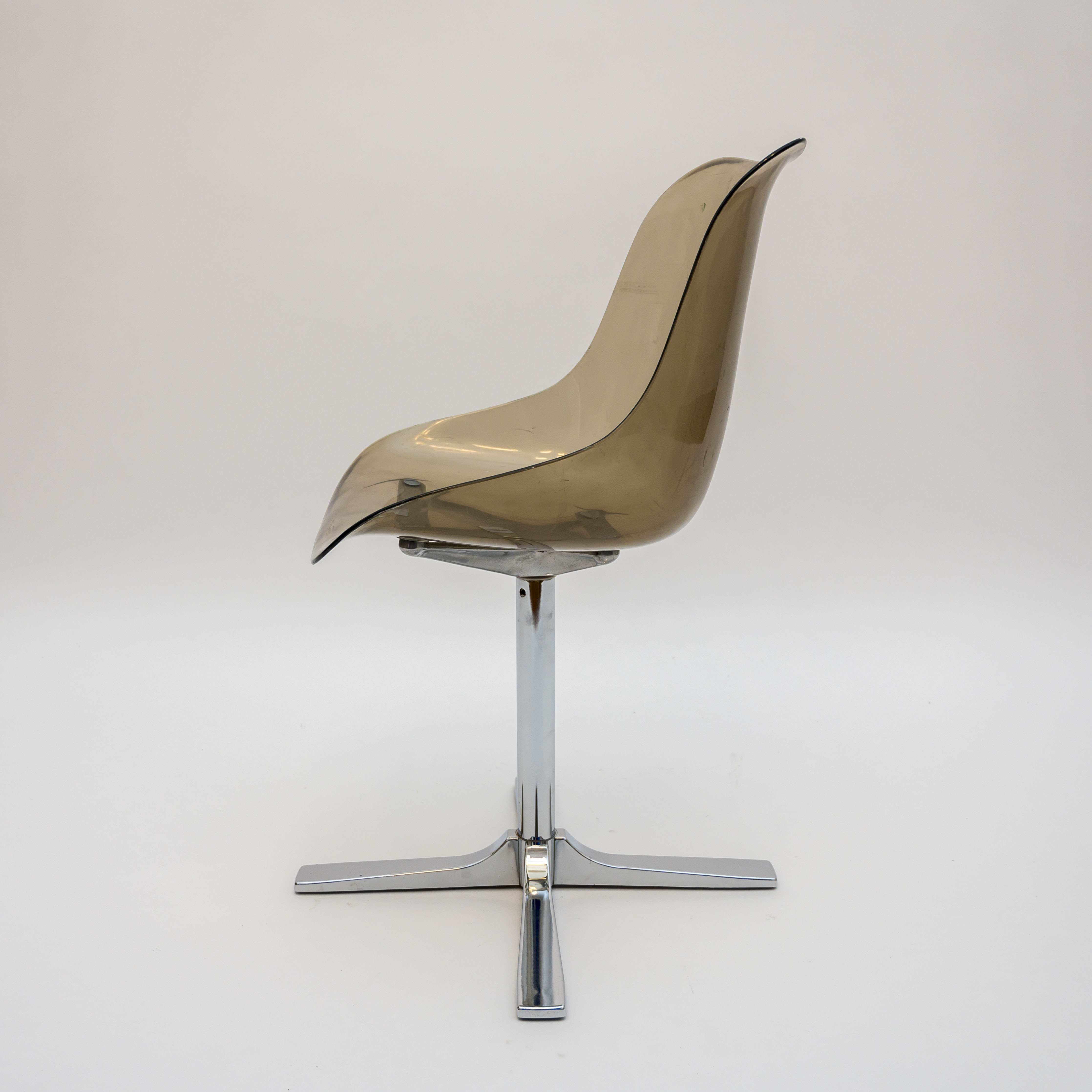 Couple of tulip chairs in plexiglas