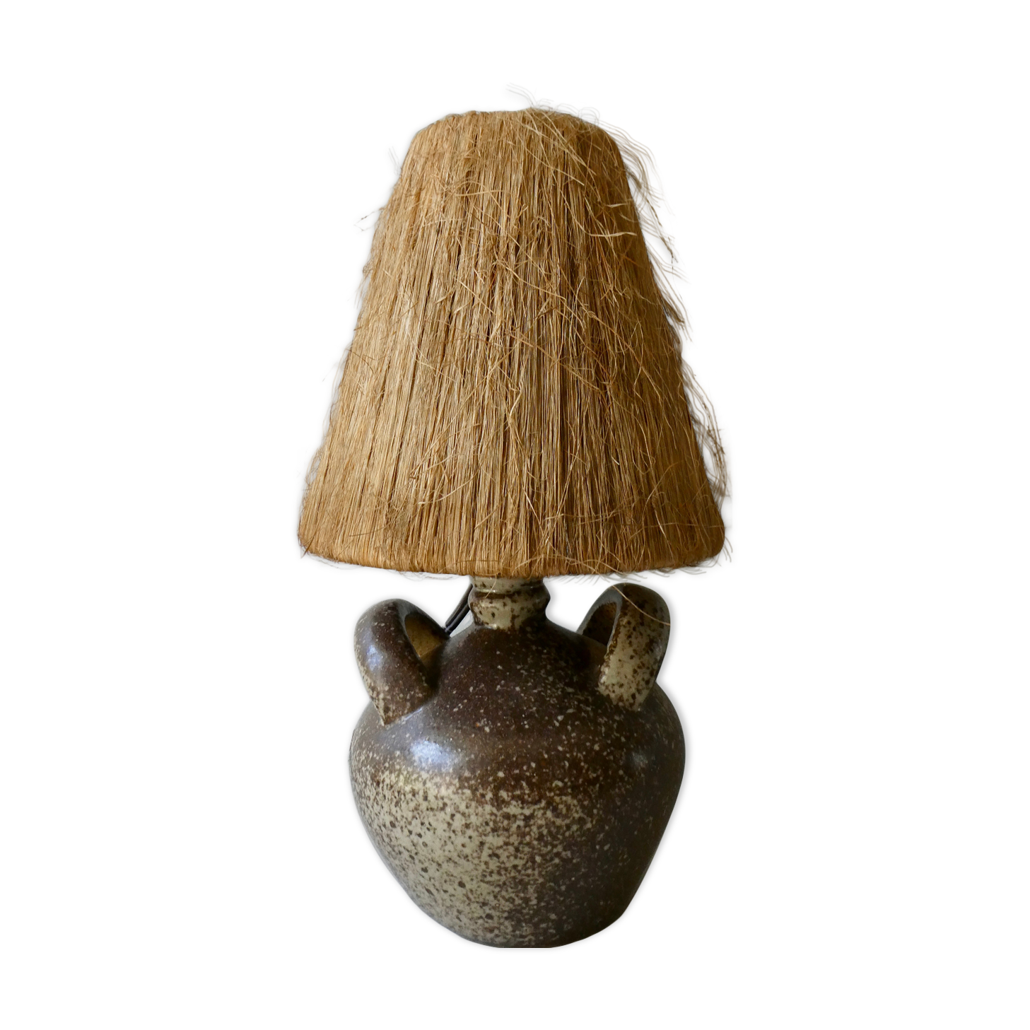 Lampe en grès avec abat jour en fibres naturelles