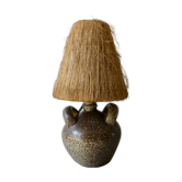 Lampe en grès avec abat jour en fibres naturelles