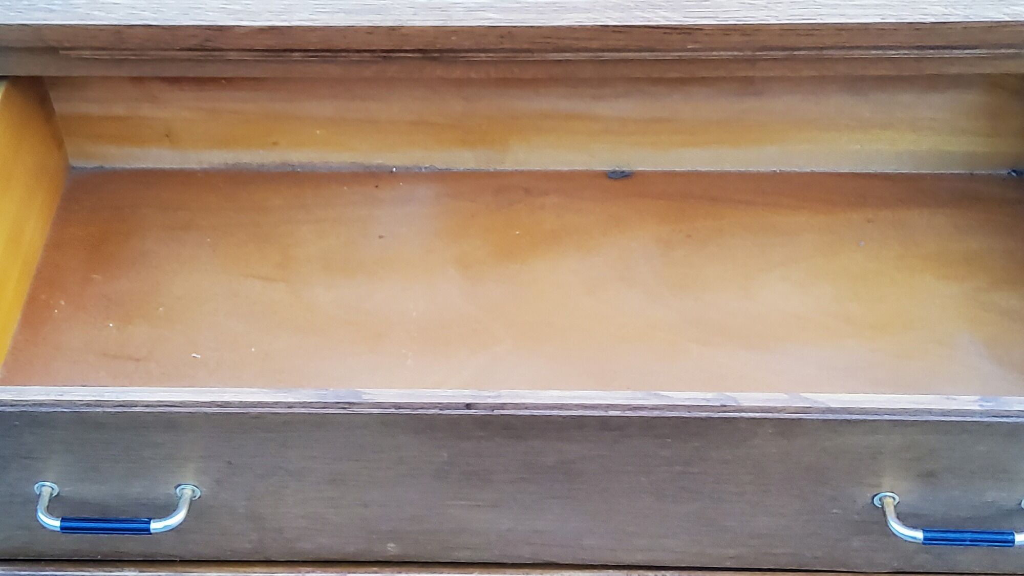 Vintage chest of drawers in golden oak from the 50s with 3 drawers and spindle-legged shelf