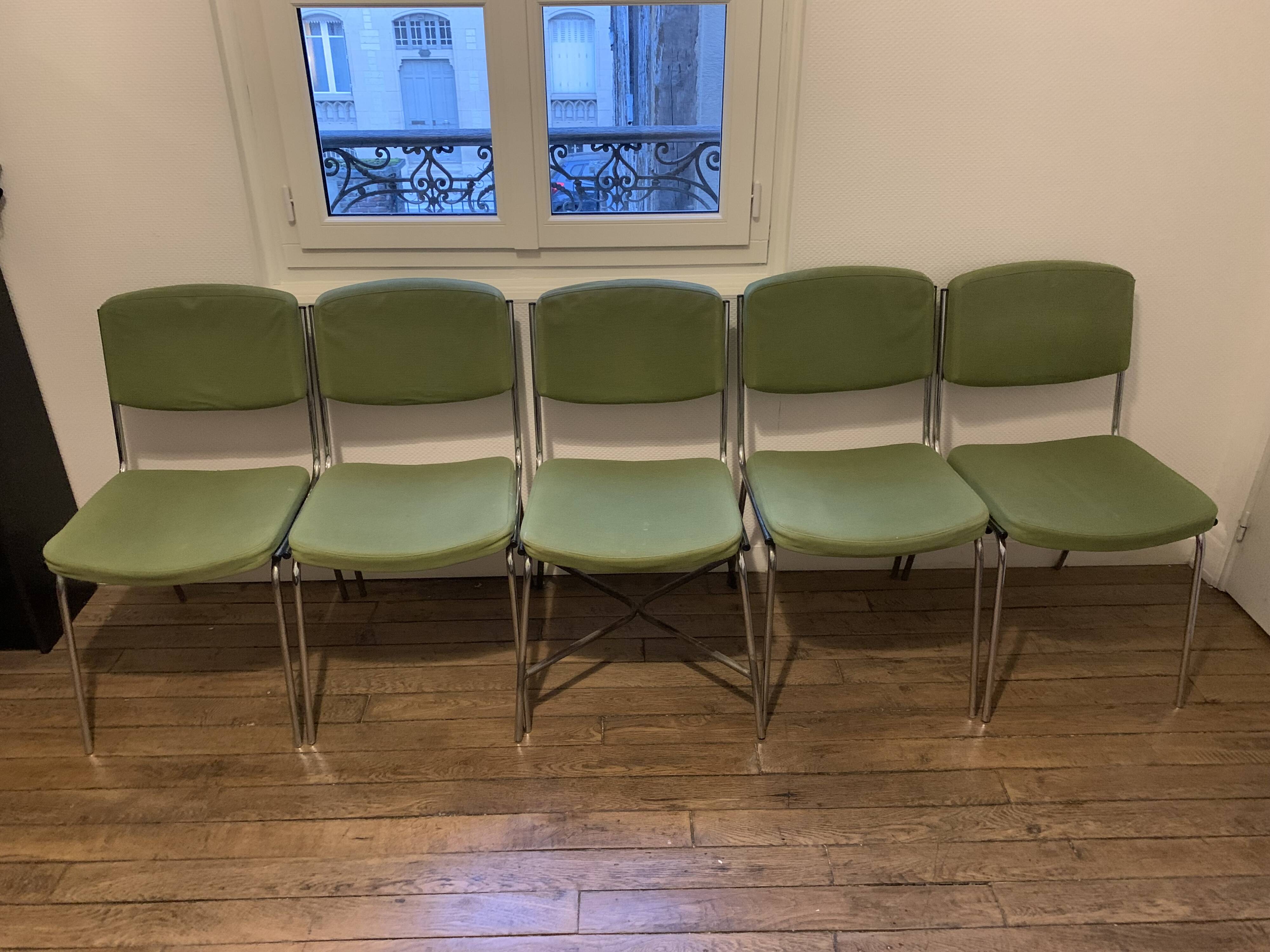5 chaises 1 fauteuil 1970  structure chrome assise tissu vert style indus